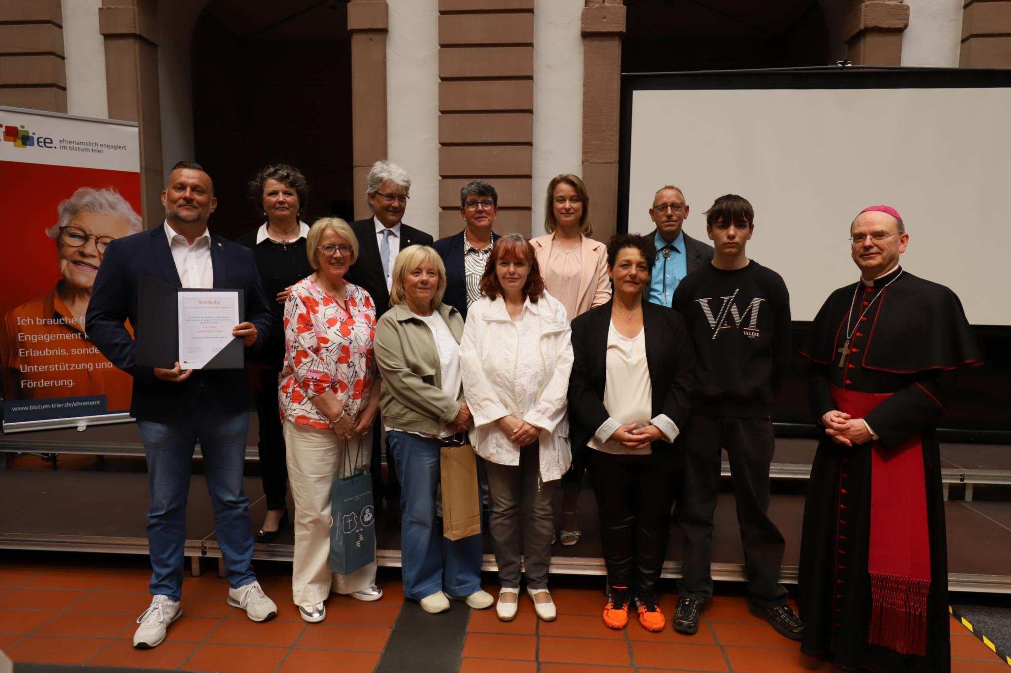 Mitglieder von Lacrima (Johanniter Trier) mit Weihbischof Robert Brahm