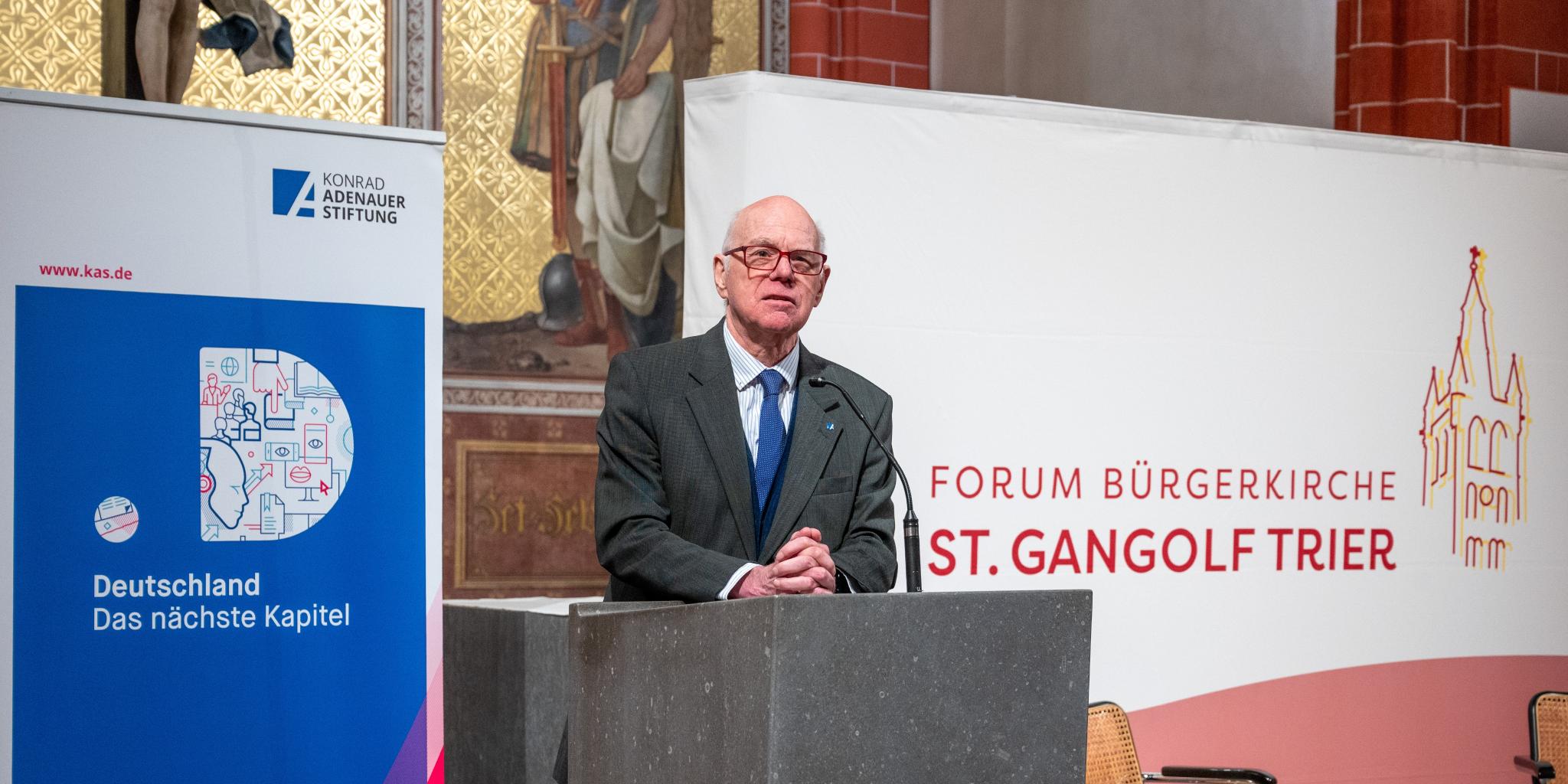 Prof. Dr. Norbert Lammert spricht in der Trierer Kirche St. Gangolf über das Wesen der Demokratie.