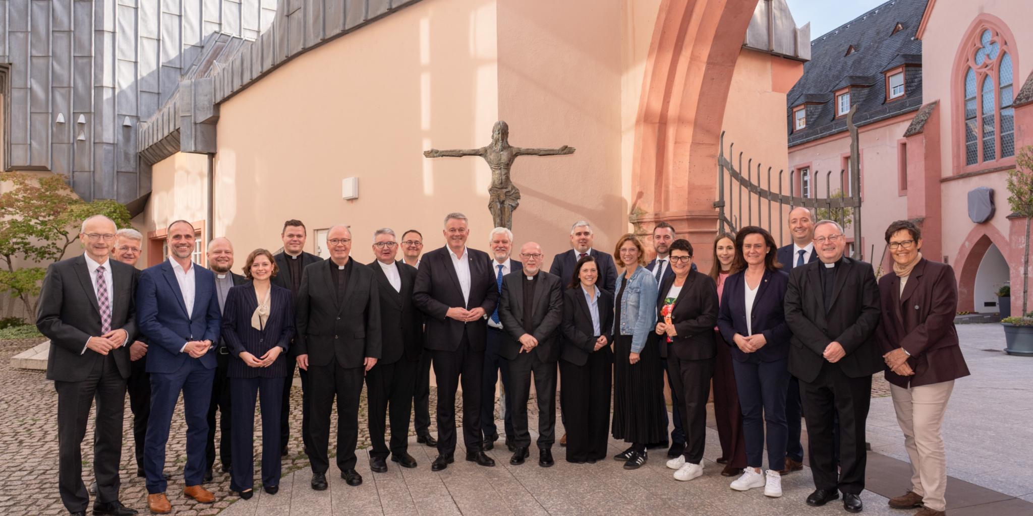 Gruppenfoto der Politikerinnen und Politiker mit den Bischöfen
