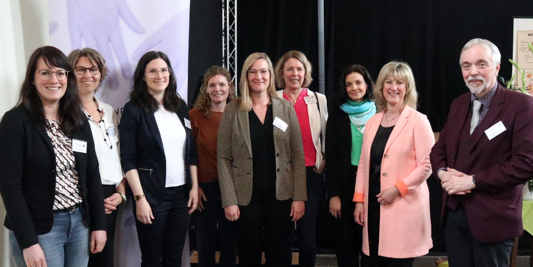 Dr. Zimmer (rechts), Zweite v. rechts Frau Beilstein, Mitte Leiterin Thönnes und das Team der LB Cochem