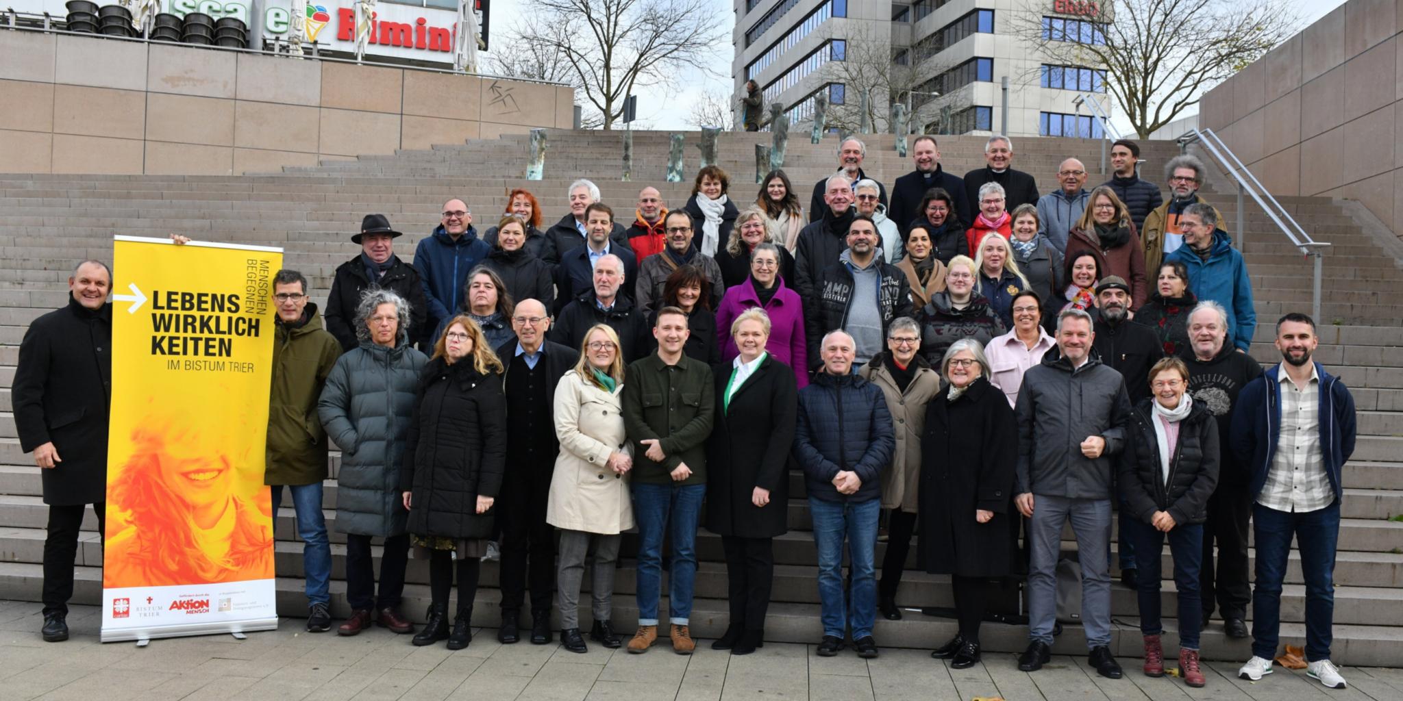 Gruppenfoto der Teilnehmenden und Gastgebenden von Lebenswirklichkeiten 2023.