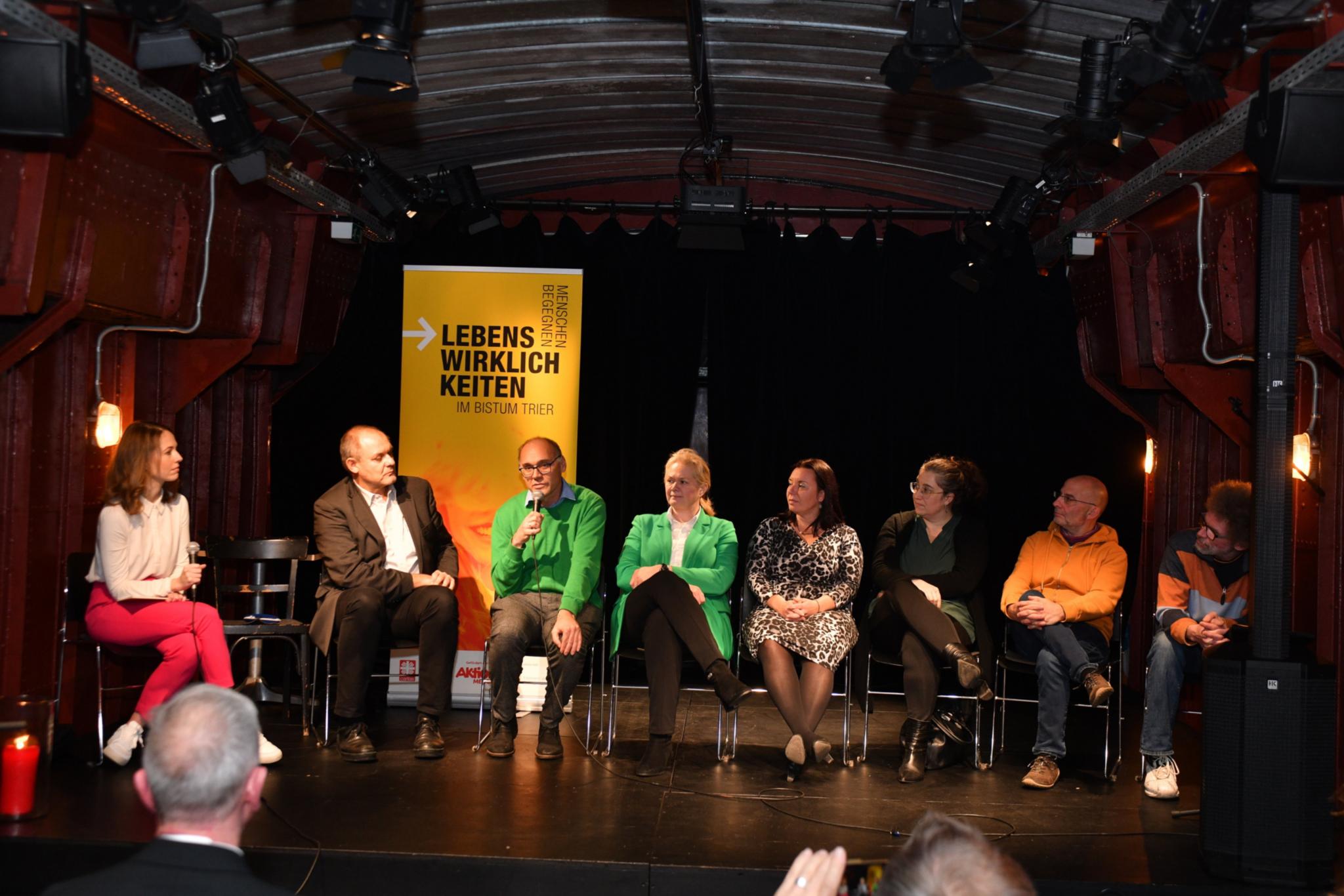 Podiumsdiskussion bei der Abschlussveranstaltung von Lebenswirklichkeiten 2023 im Saarland.