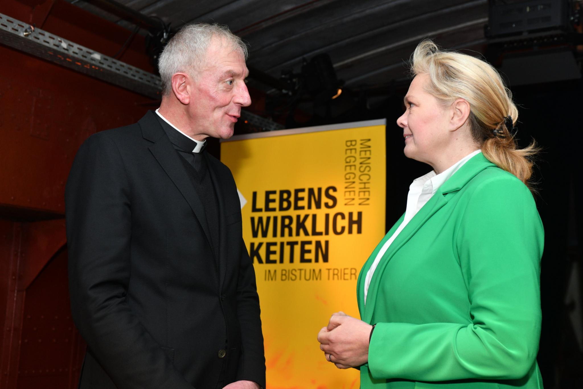 Vorsitzender des Caritasverbands für die Diözese Trier e.V. Domkapitular Benedikt Welter im Gespräch mit der saarländischen Landtagspräsidentin Heike Winzent, die bereits 2023 an „Lebenswirklichkeiten' teilnahm und in diesem Jahr wieder dabei ist.