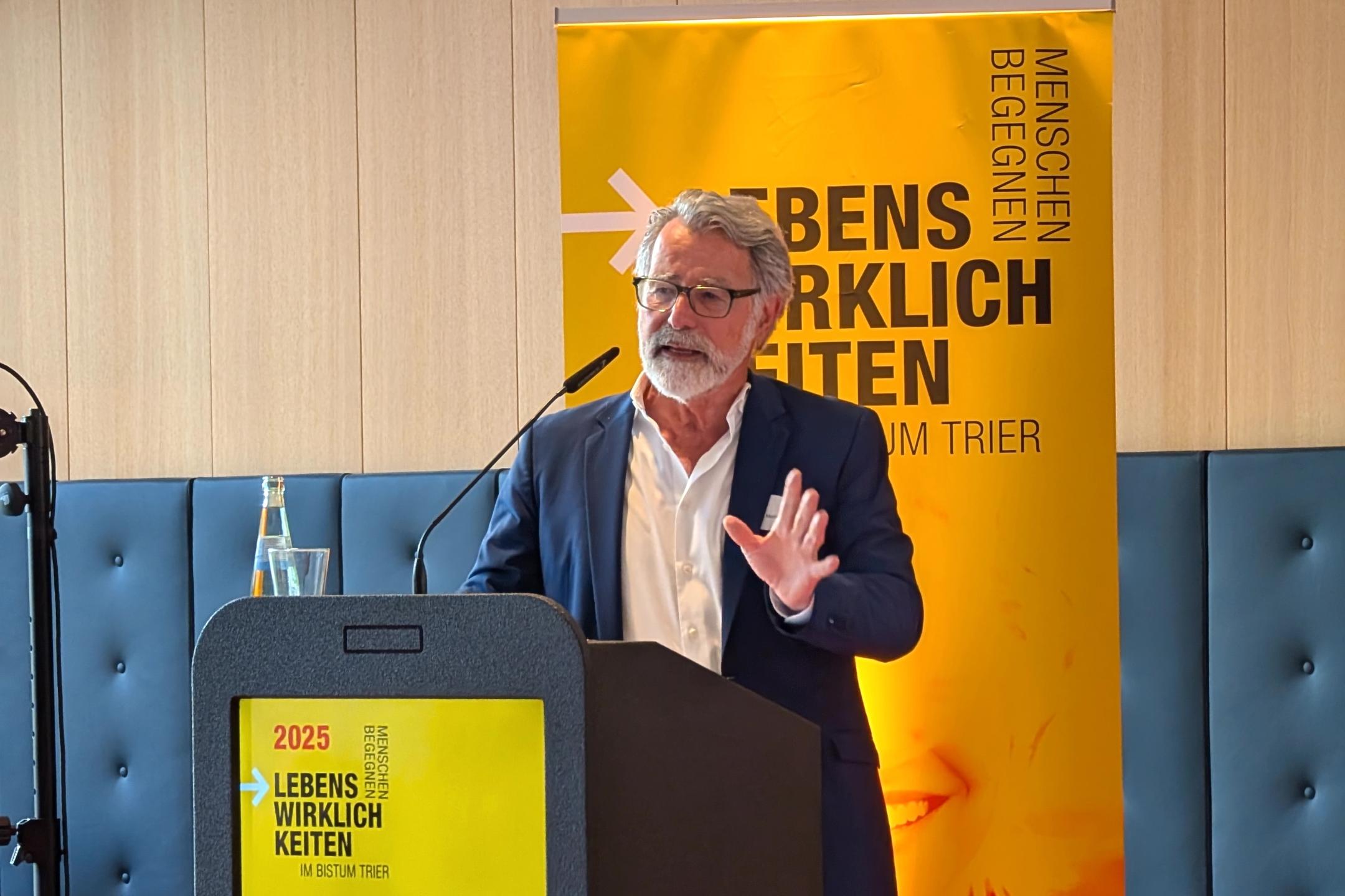 Ein Mann spricht bei einer Konferenzveranstaltung in einem Tagungsraum.
