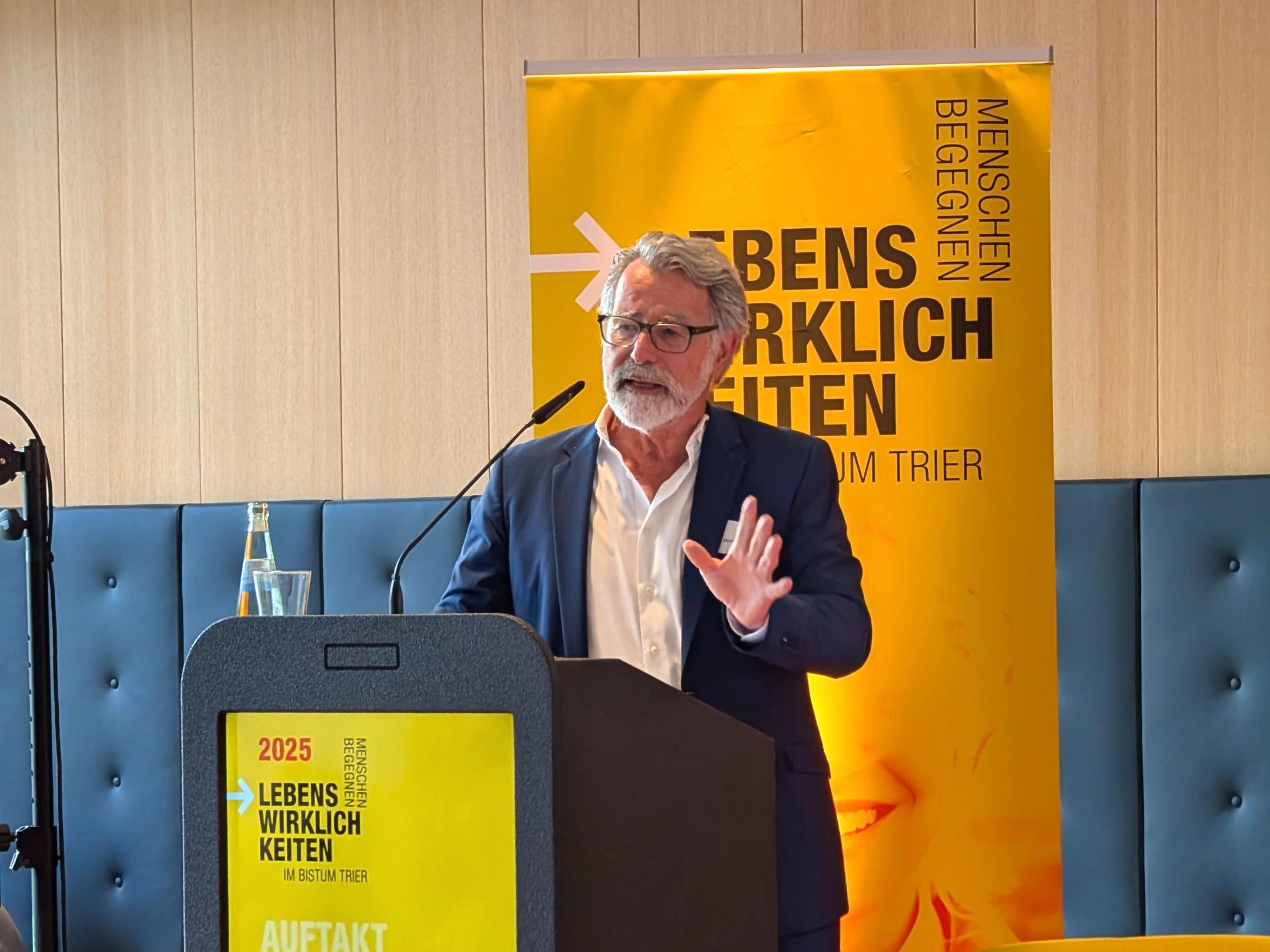 Ein Mann spricht bei einer Konferenzveranstaltung in einem Tagungsraum.