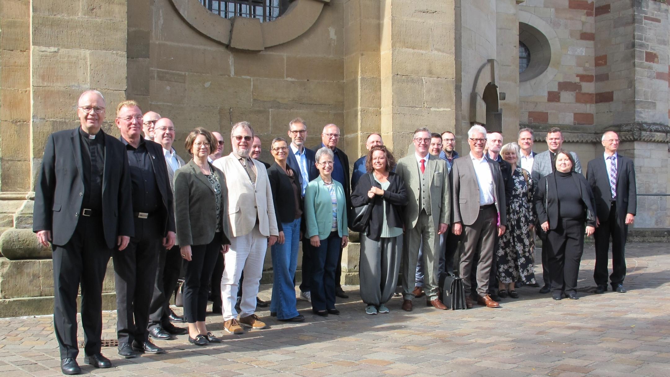 Die neuen Leitenden Kantoren, mit Bischof Ackermann, Generalvikar Tim Sturm (zweiter von rechts), Bereichsleiterin Mechthild Schabo (dritte von links), Abteilungsleiter Ulrich Stinner (fünfter von links) und Thomas Sorger, Referent für Kirchenmusik (ganz rechts)
