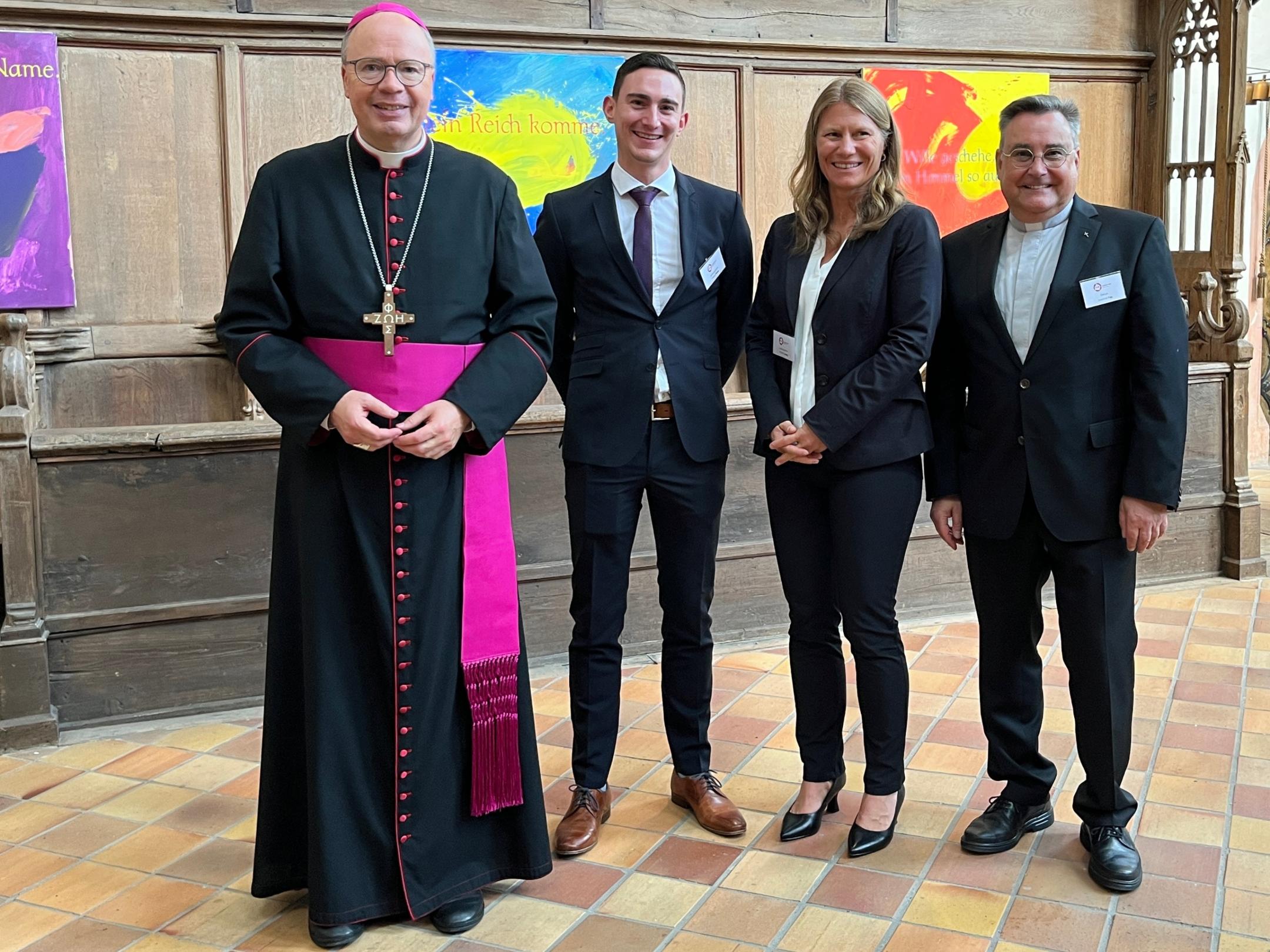 Zur Eröffnung der Wanderausstellung 'Vater unser' lud das Leitungsteam des Pastoralen Raums Sankt Goar bestehend aus Dekan Joachim Fey, Geschäftsführerin Claudia Lang und Pastoralreferent Tobias Petry den Trierer Bischof Dr. Stephan Ackermann (v. rechts) in die Martinskirche in Oberwesel ein. Foto: Bistum Trier/Julia Fröder