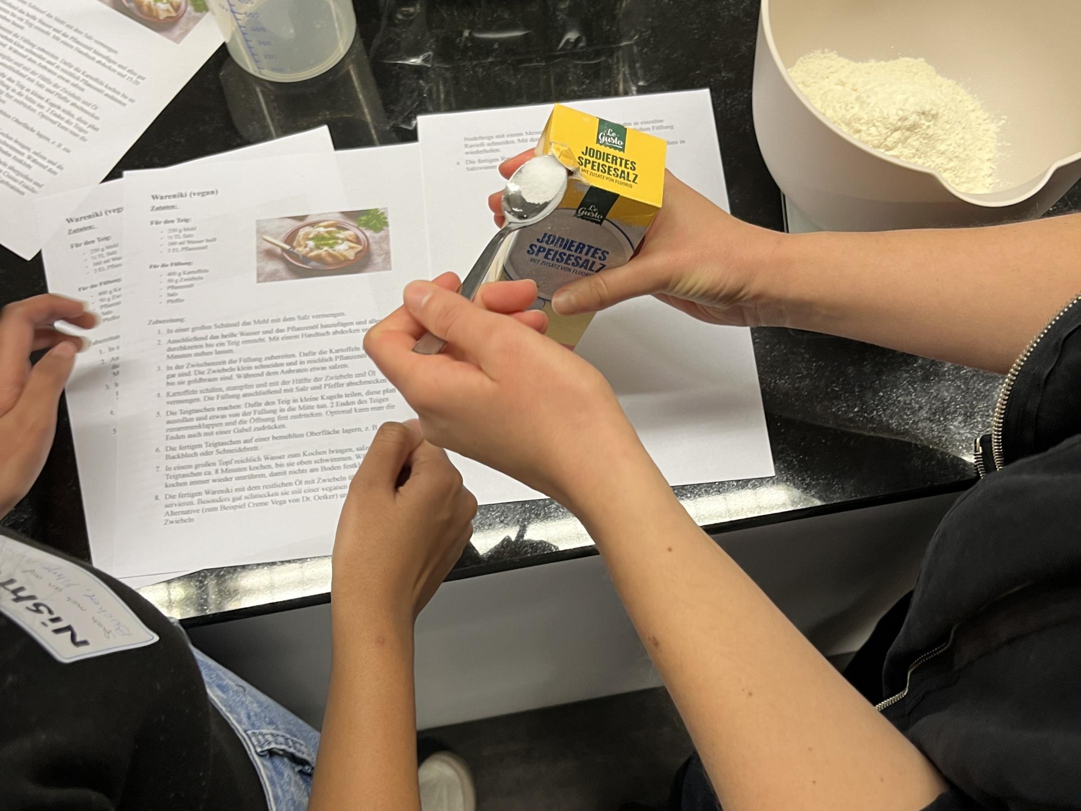 Bei Let's connect gibt es die Möglichkeit, neue Leute zum Beispiel beim Kochen kennenzulernen.