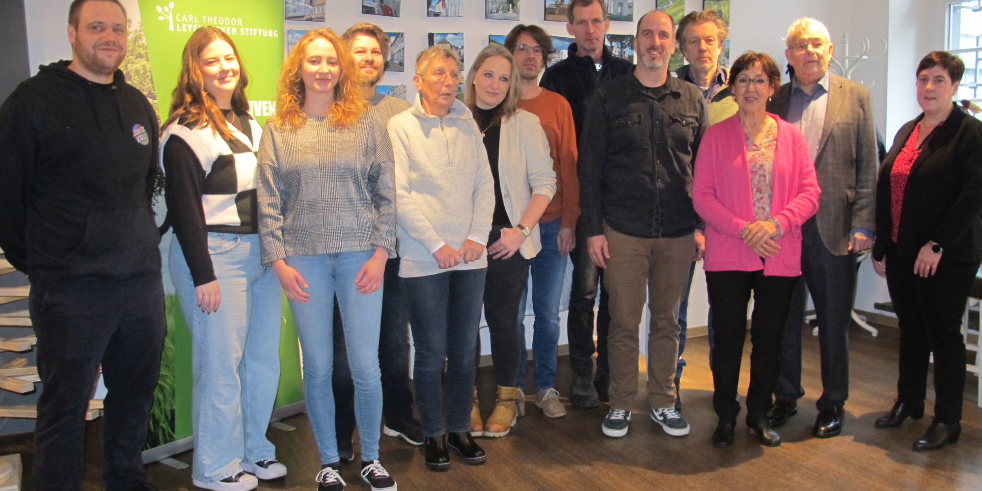 Die Stifterfamilie mit Peter Leyendecker (2. von rechts), seiner Ehefrau Brigitte Leyendecker (3. von rechts) und Sohn Stefan Leyendecker (7. von rechts) mit Vertreterinnen und Vertretern der geförderten Initiativen, gemeinsam mit Michaela Marx (ganz rechts) vom Zentrum für Stiftungen, Fundraising und Förderwesen.