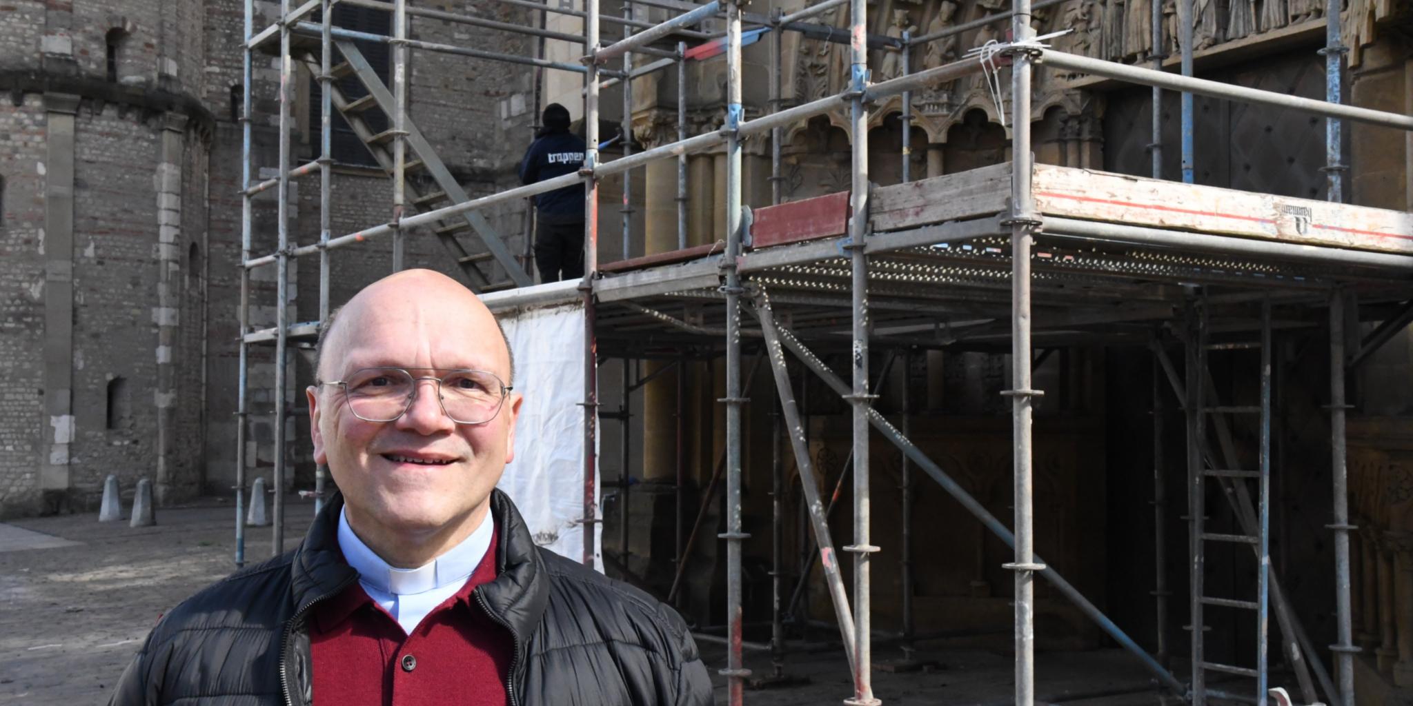 Pfarrer Dr. Markus  Nicolay vor dem restaurierten Westportal der Trierer Liebfrauenbasilika.