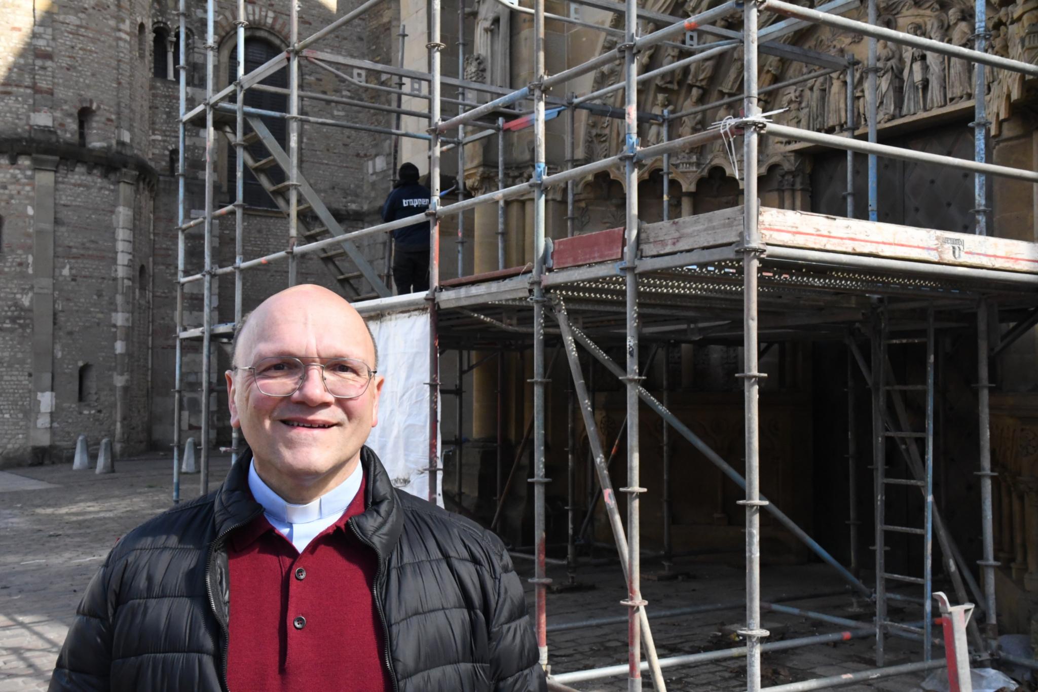 Pfarrer Dr. Markus  Nicolay vor dem restaurierten Westportal der Trierer Liebfrauenbasilika.