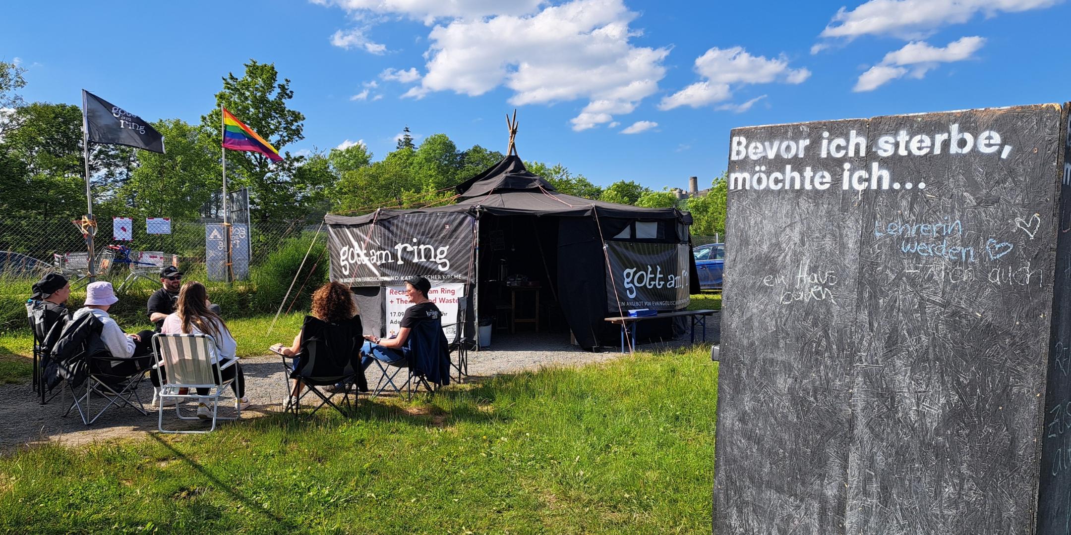 Lockere Gespräche vor dem Gott-am-Ring-Zelt.