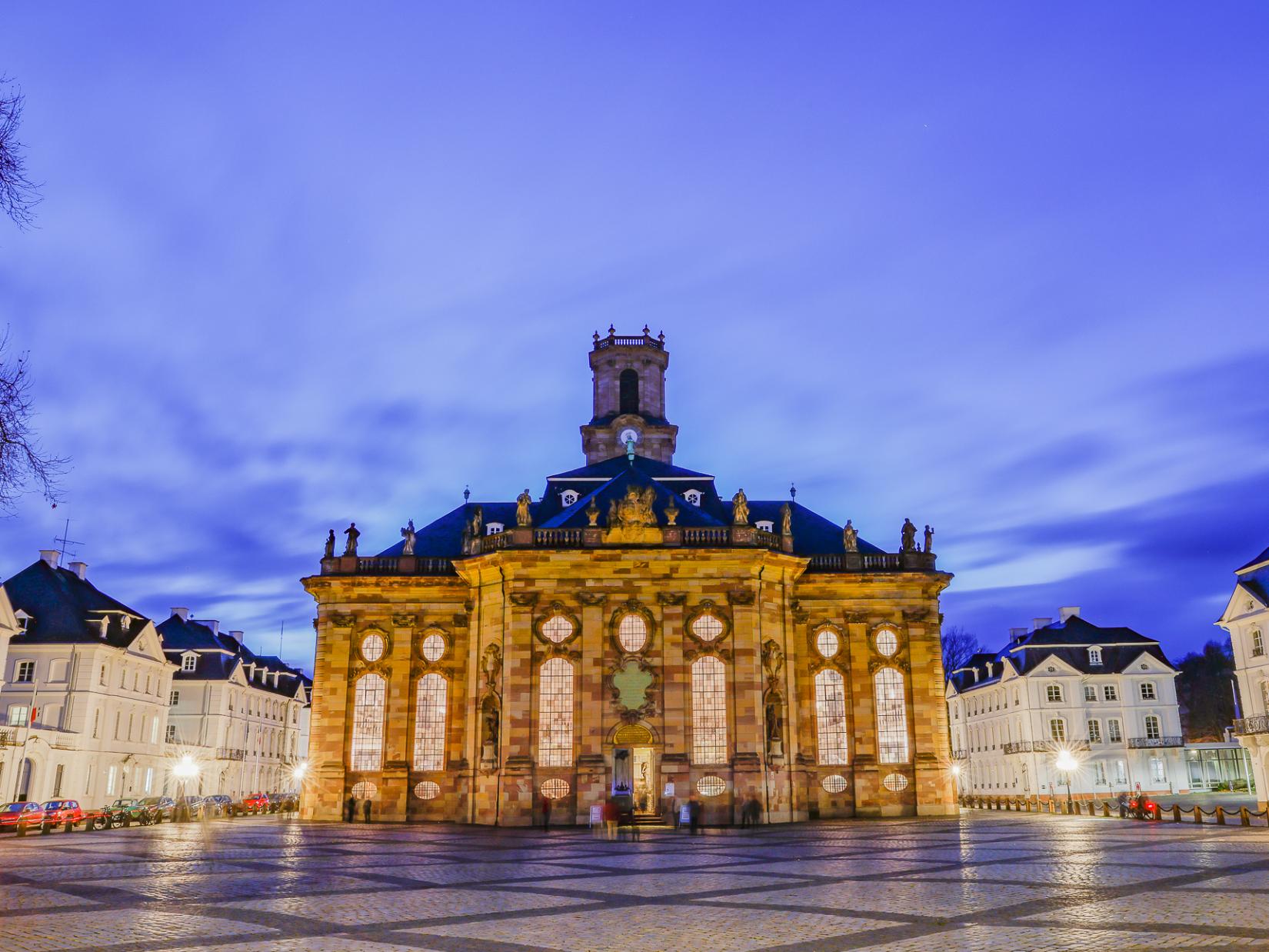 In der Ludwigskirche in Saarbrücken findet der ökumenische Gottesdienst zum Tag der Deutschen Einheit 2025 statt.