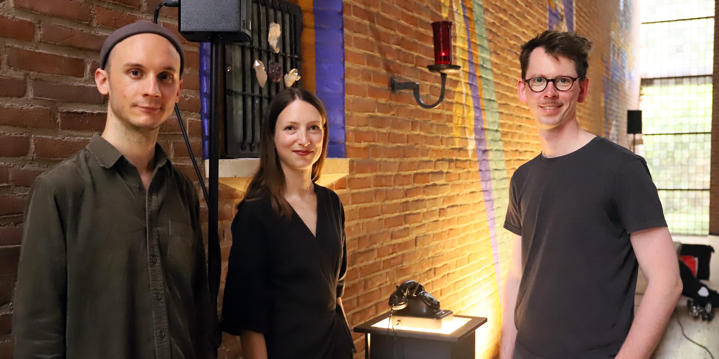 Luis Weiß, Nathalie Brum und Lukas Schäfer leben in Köln und widmen sich musikalischer und visueller Kunst.