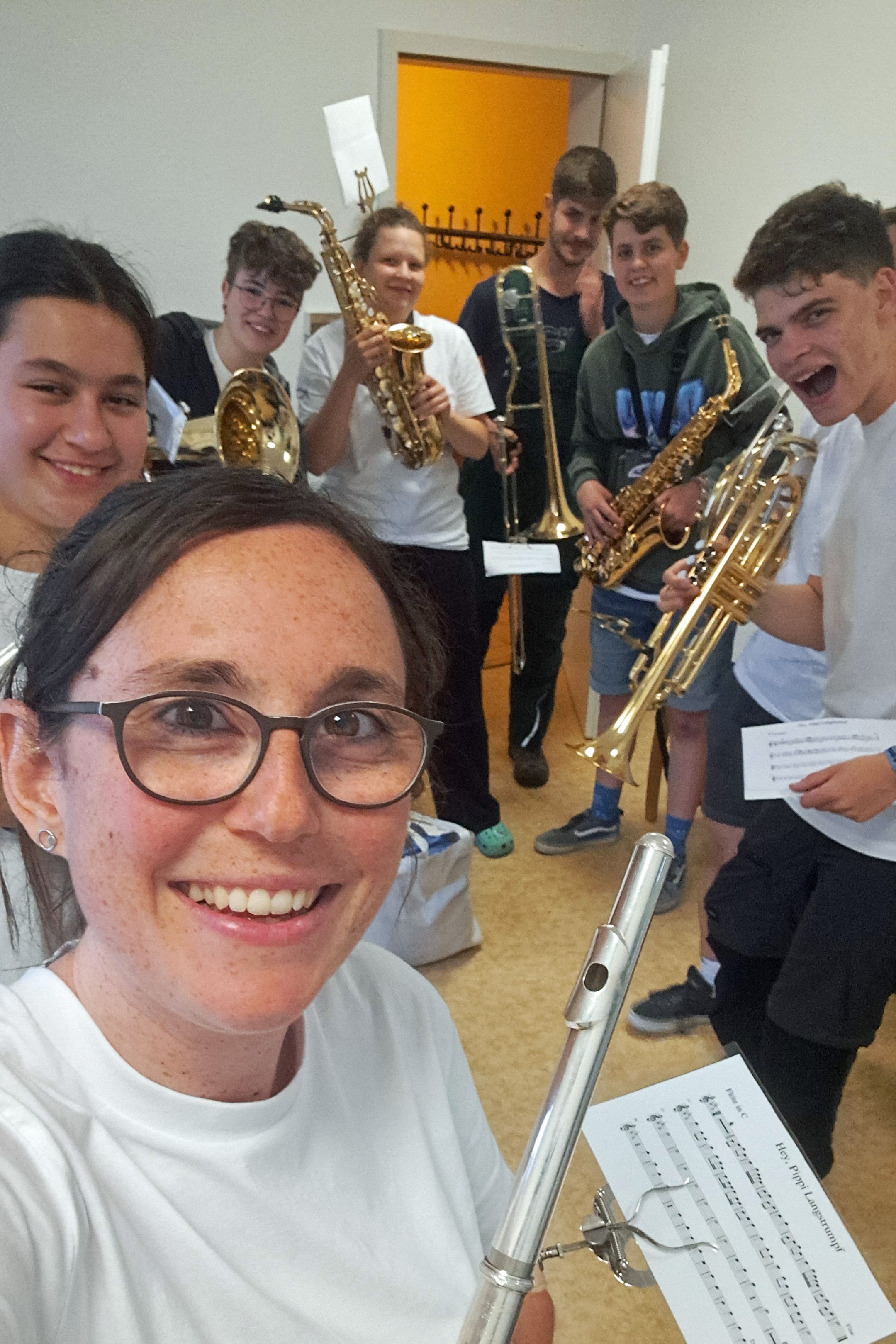 Zusammen Musik machen - Pastoralreferentin Luisa Maurer mit einer Gruppe von Kindern und Jugendlichen