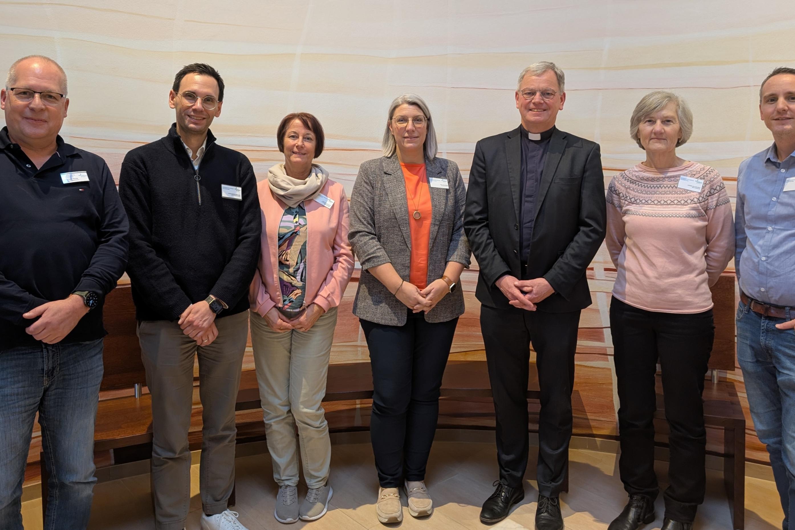 Der Generalvikar Ulrich von Plettenberg in der Kapelle des Marienhaus Klinikums Neunkirchen.  v.l.n.r.: Michael Sicks (stellv. Pflegedirektor), Lucas Merschbächer (Kaufmännischer Direktor), Martina Paulus (Pastoralreferentin), Nina Cullmann (Krankenhausoberin), Dr. Ulrich von Plettenberg (Generalvikar des Bistums Trier), Ulrike Killius-Reis (Vorsitzende der Mitarbeitervertretung), Marc Raber (Pflegedienstleiter)