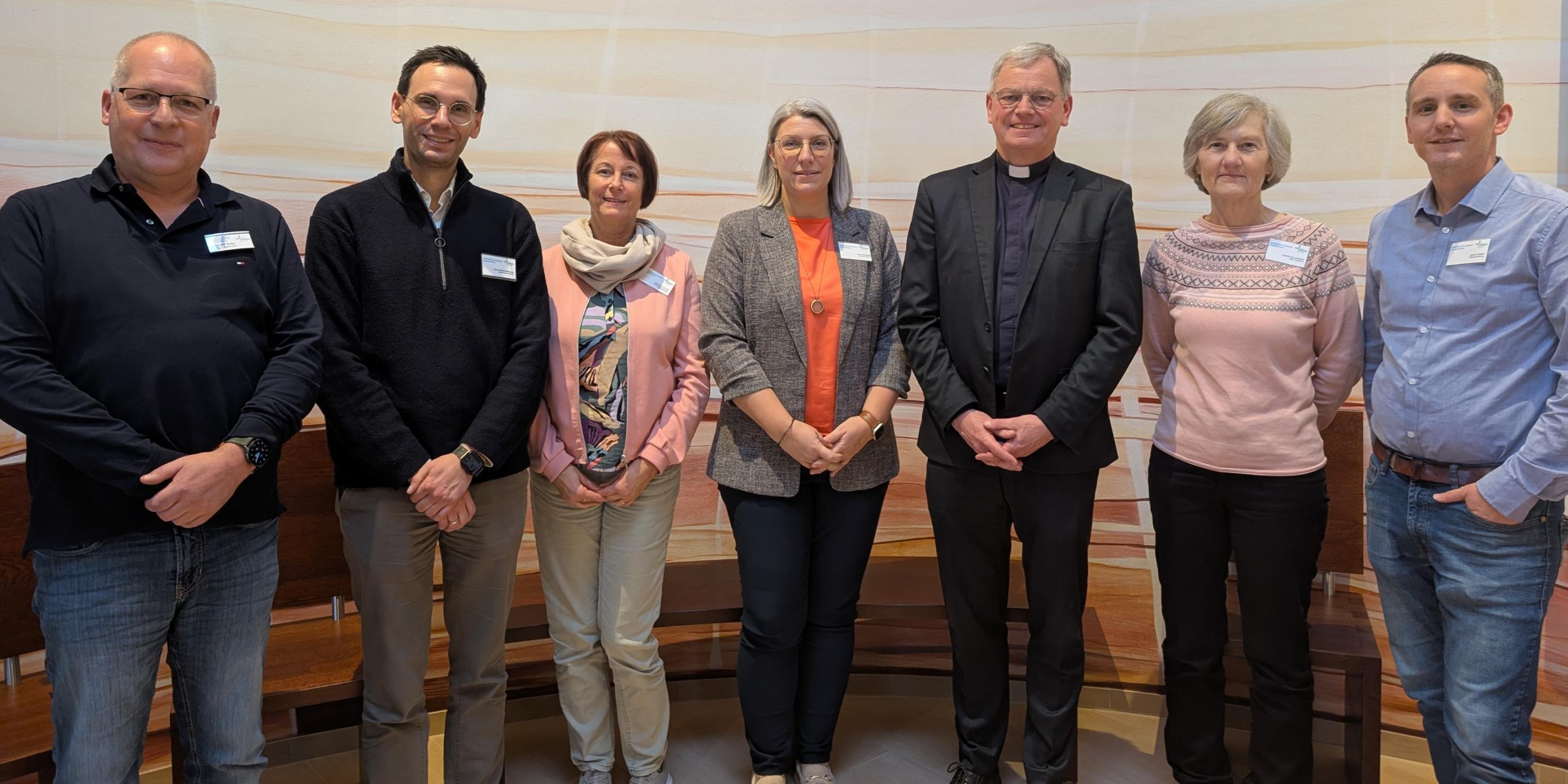 Der Generalvikar Ulrich von Plettenberg in der Kapelle des Marienhaus Klinikums Neunkirchen. v.l.n.r.: Michael Sicks (stellv. Pflegedirektor), Lucas Merschbächer (Kaufmännischer Direktor), Martina Paulus (Pastoralreferentin), Nina Cullmann (Krankenhausoberin), Dr. Ulrich von Plettenberg (Generalvikar des Bistums Trier), Ulrike Killius-Reis (Vorsitzende der Mitarbeitervertretung), Marc Raber (Pflegedienstleiter)