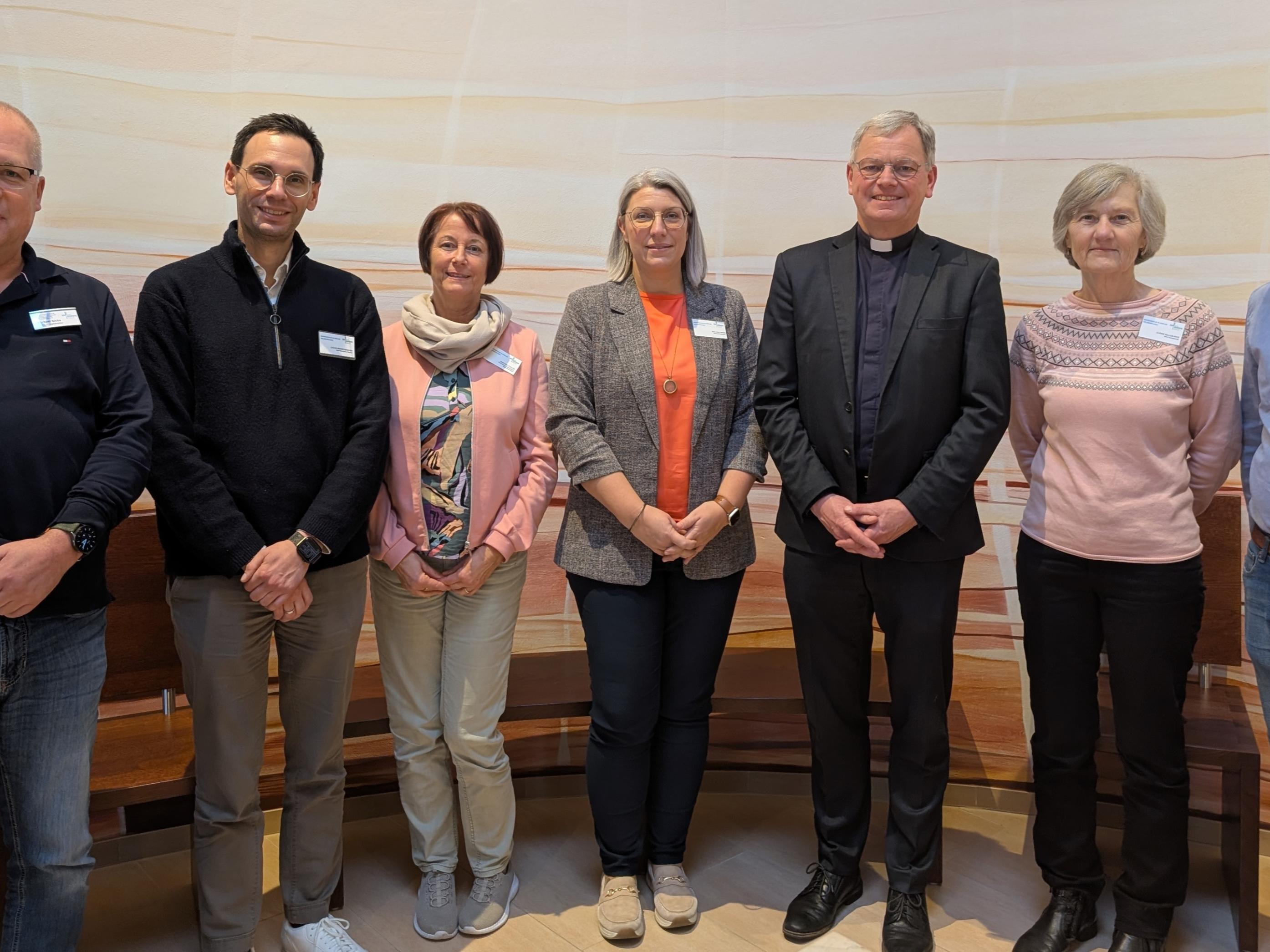Der Generalvikar Ulrich von Plettenberg in der Kapelle des Marienhaus Klinikums Neunkirchen.  v.l.n.r.: Michael Sicks (stellv. Pflegedirektor), Lucas Merschbächer (Kaufmännischer Direktor), Martina Paulus (Pastoralreferentin), Nina Cullmann (Krankenhausoberin), Dr. Ulrich von Plettenberg (Generalvikar des Bistums Trier), Ulrike Killius-Reis (Vorsitzende der Mitarbeitervertretung), Marc Raber (Pflegedienstleiter)