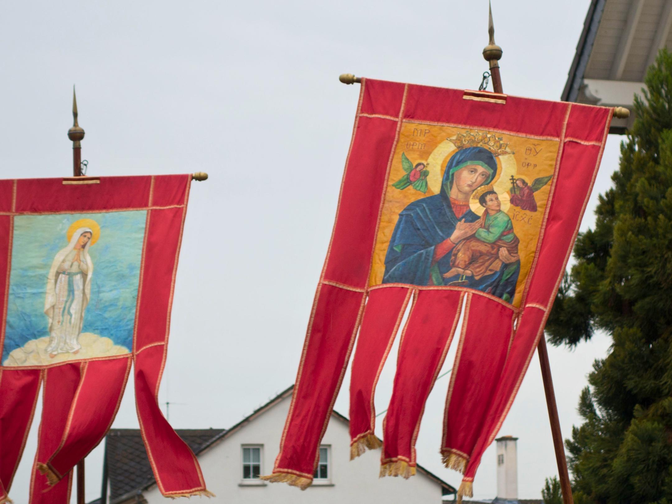 Mit unterschiedlichen Fahnen zieht die Pilgergruppe von Hillesheim nach Koblenz