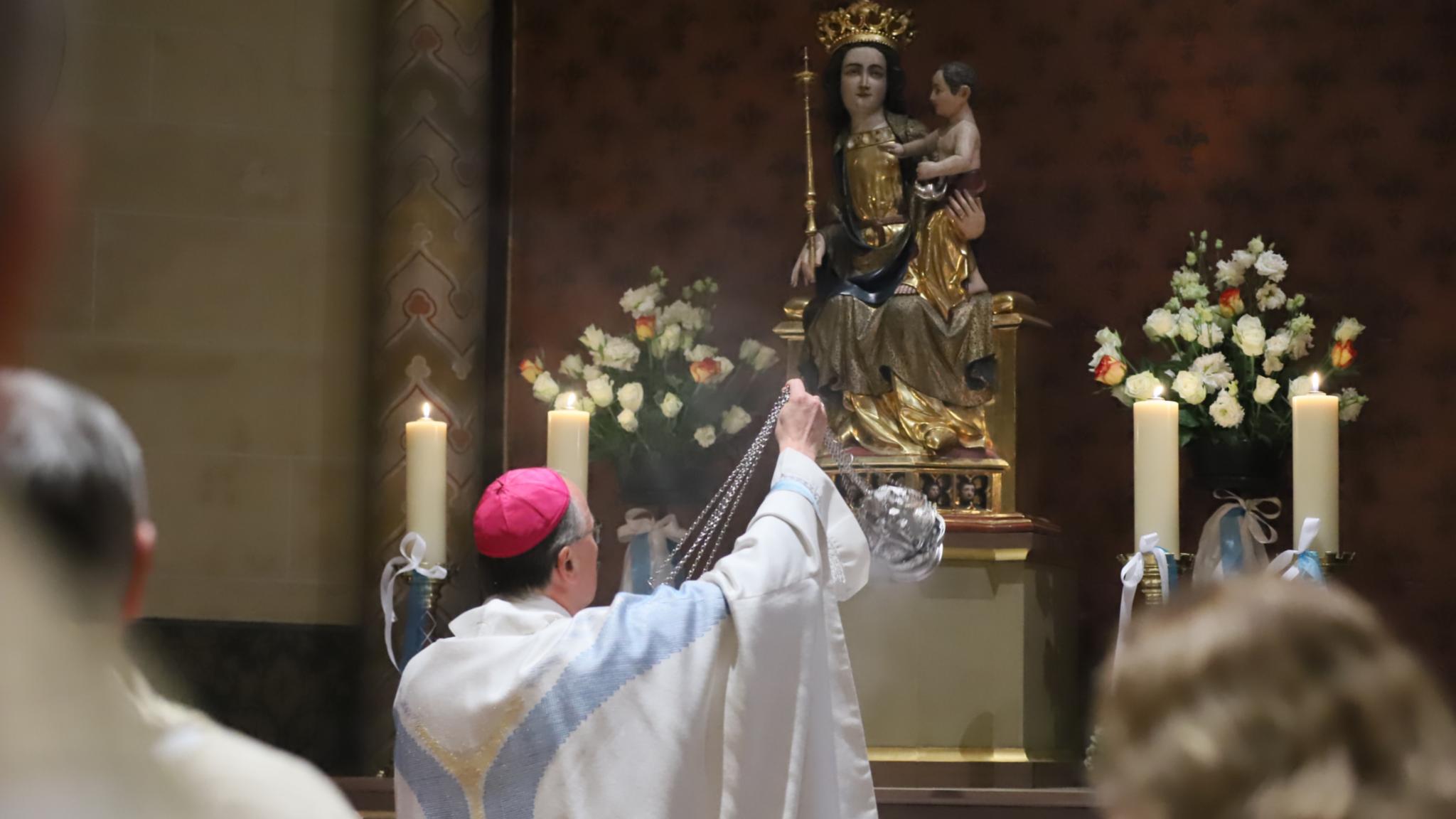 Bischof Ackermann vor der Marienstatue in der Liebfrauenkirche