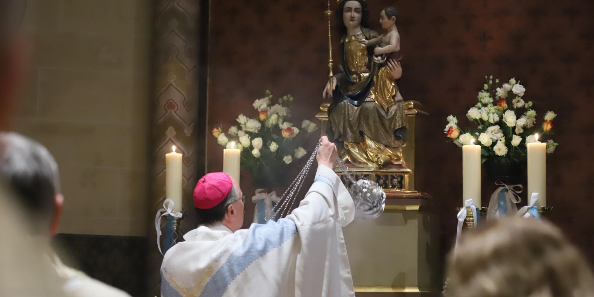 Bischof Ackermann vor der Marienstatue in der Liebfrauenkirche