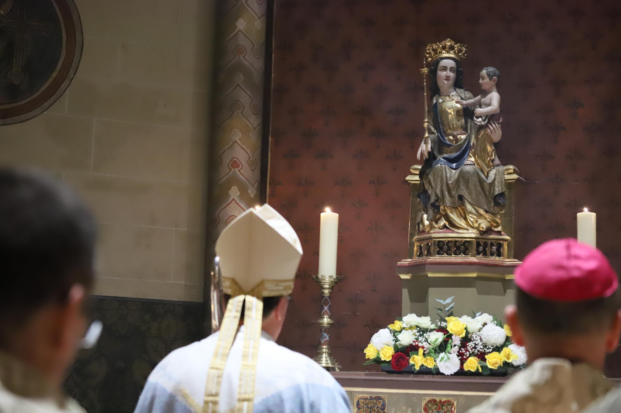 Bischof Ackermann betete am Marienaltar in der benachbarten Liebfrauenkirche