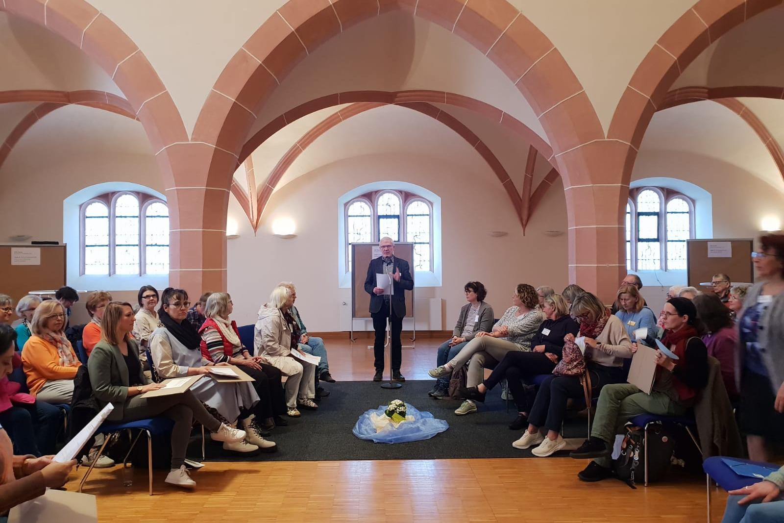 Christoph Drolshagen (Mitte) begrüßt die Teilnehmenden zum Ehrenamtstag und dankt ihnen für ihren Einsatz.