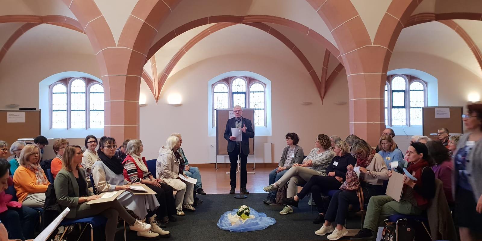 Christoph Drolshagen (Mitte) begrüßt die Teilnehmenden zum Ehrenamtstag und dankt ihnen für ihren Einsatz.