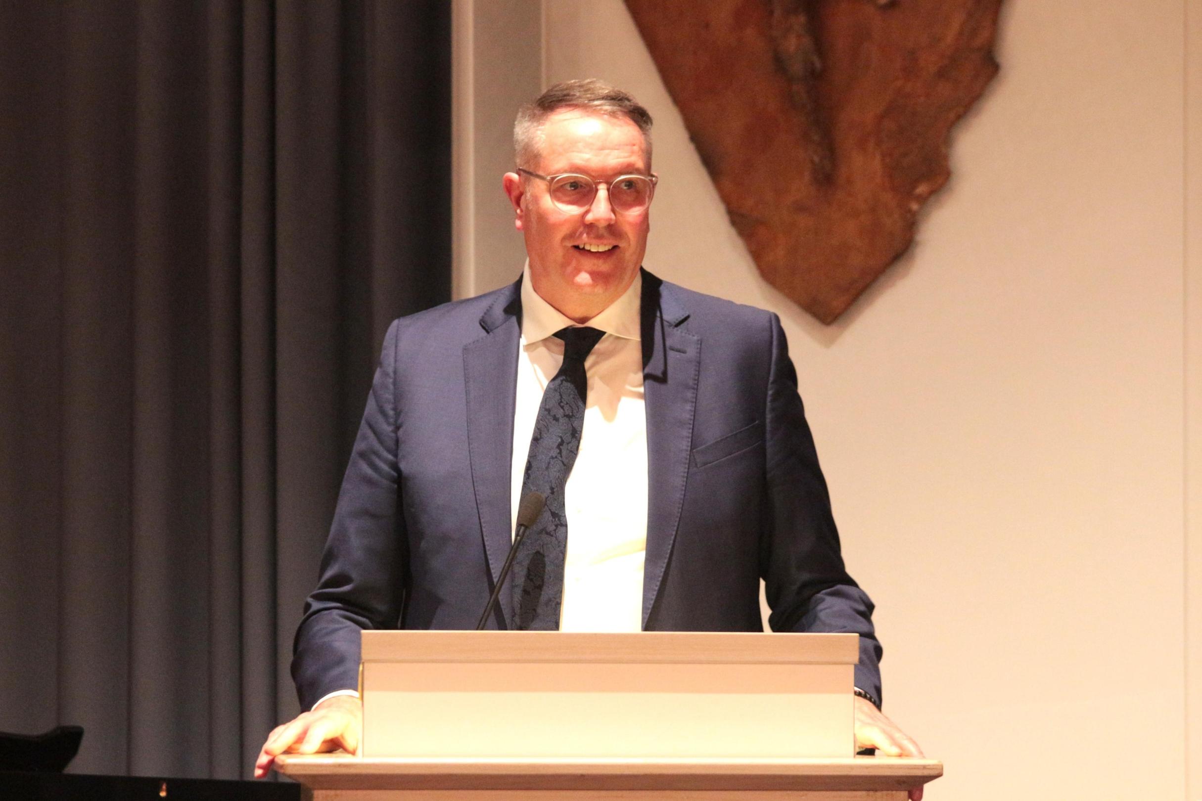 Der rheinland-pfälzische Ministerpräsdient Alexander Schweitzer bei seinem Grußwort