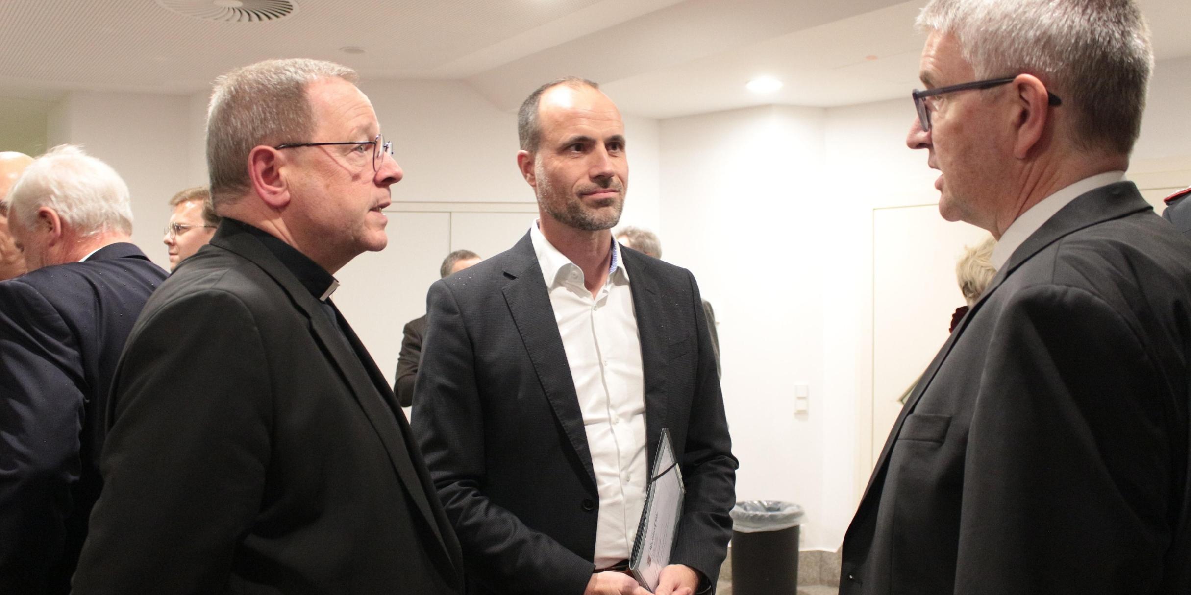 Landesregierung und Kirche im Gespräch: Bischof Georg Bätzing, Staatsminister Clemens Hoch und Bischof Peter Kohlgraf (v.l.n.r.)