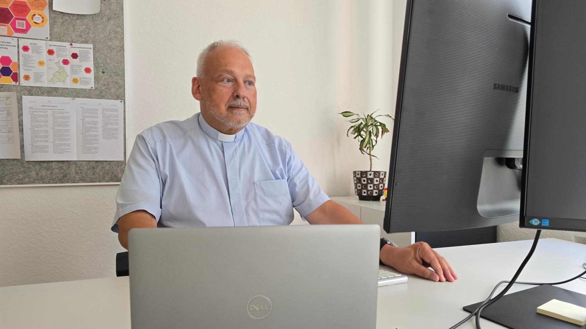 Matthias Schmitz sitzt am Schreibtisch vor einem Monitor