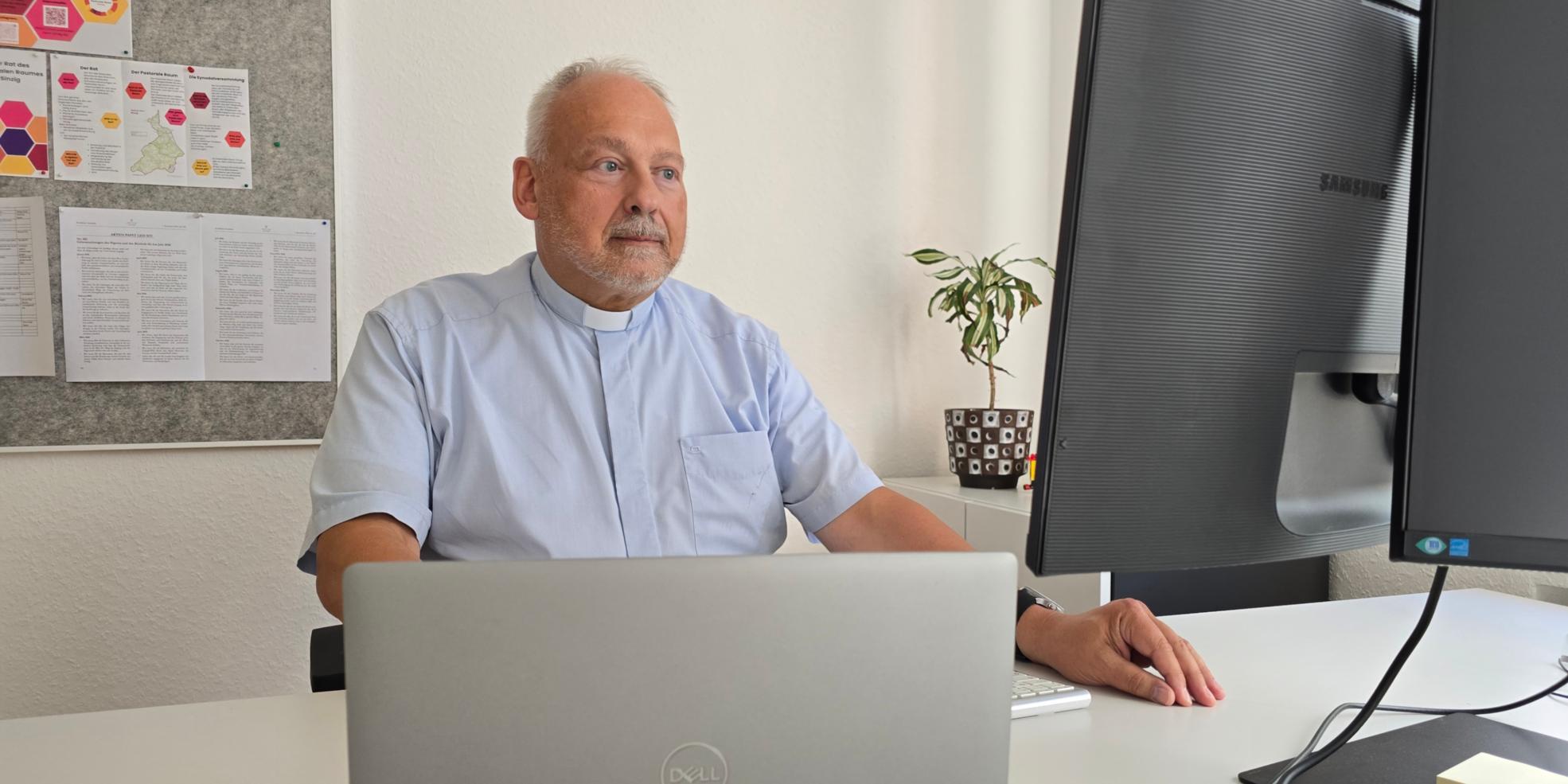 Matthias Schmitz sitzt am Schreibtisch vor einem Monitor
