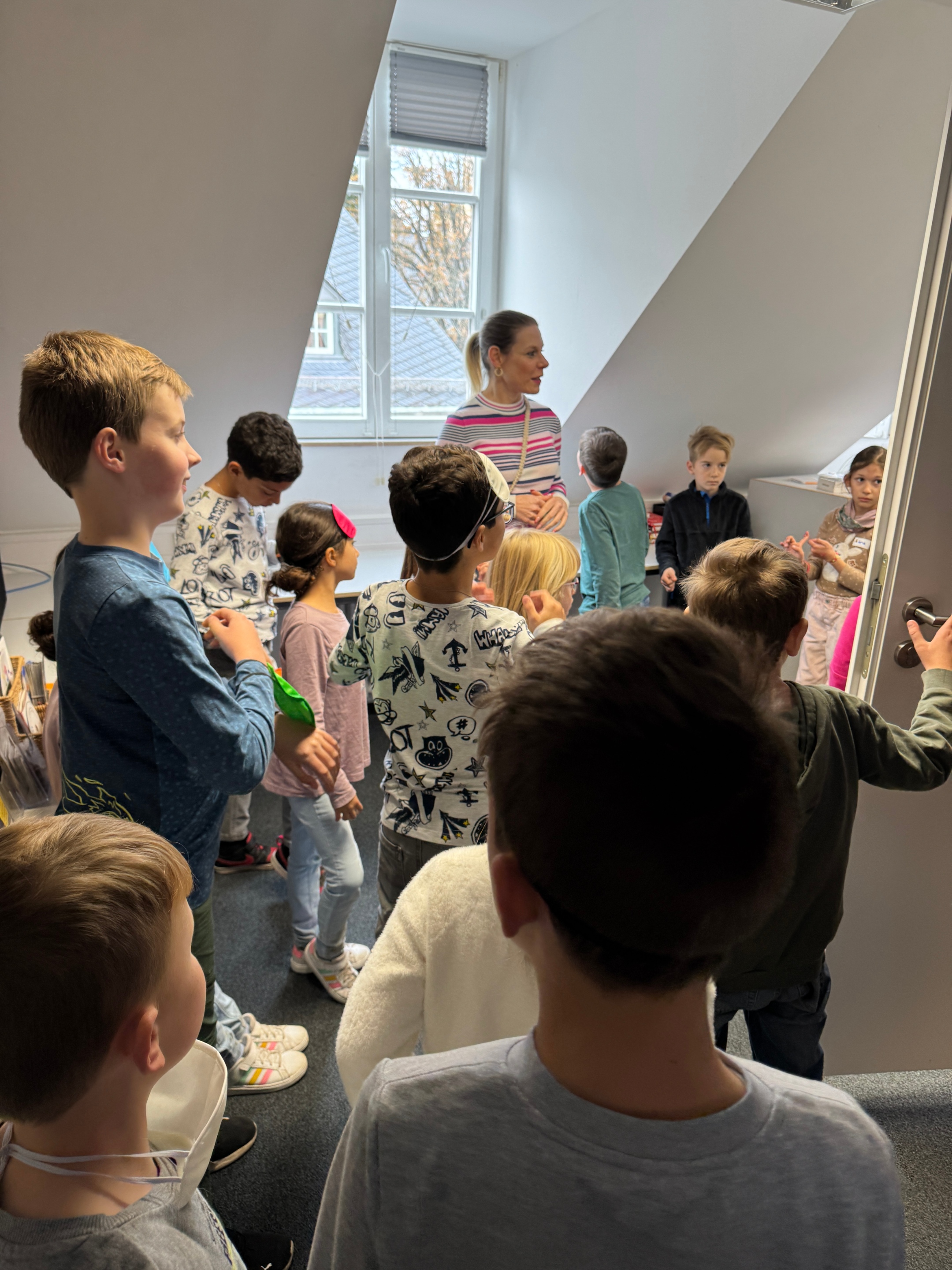 Was passiert im Tonstudio? Das erklärte Kathrin Schmitt, Leiterin der Arbeitsstelle Medien für blinde und sehbehinderte Menschen, den kleinen Mausfans.