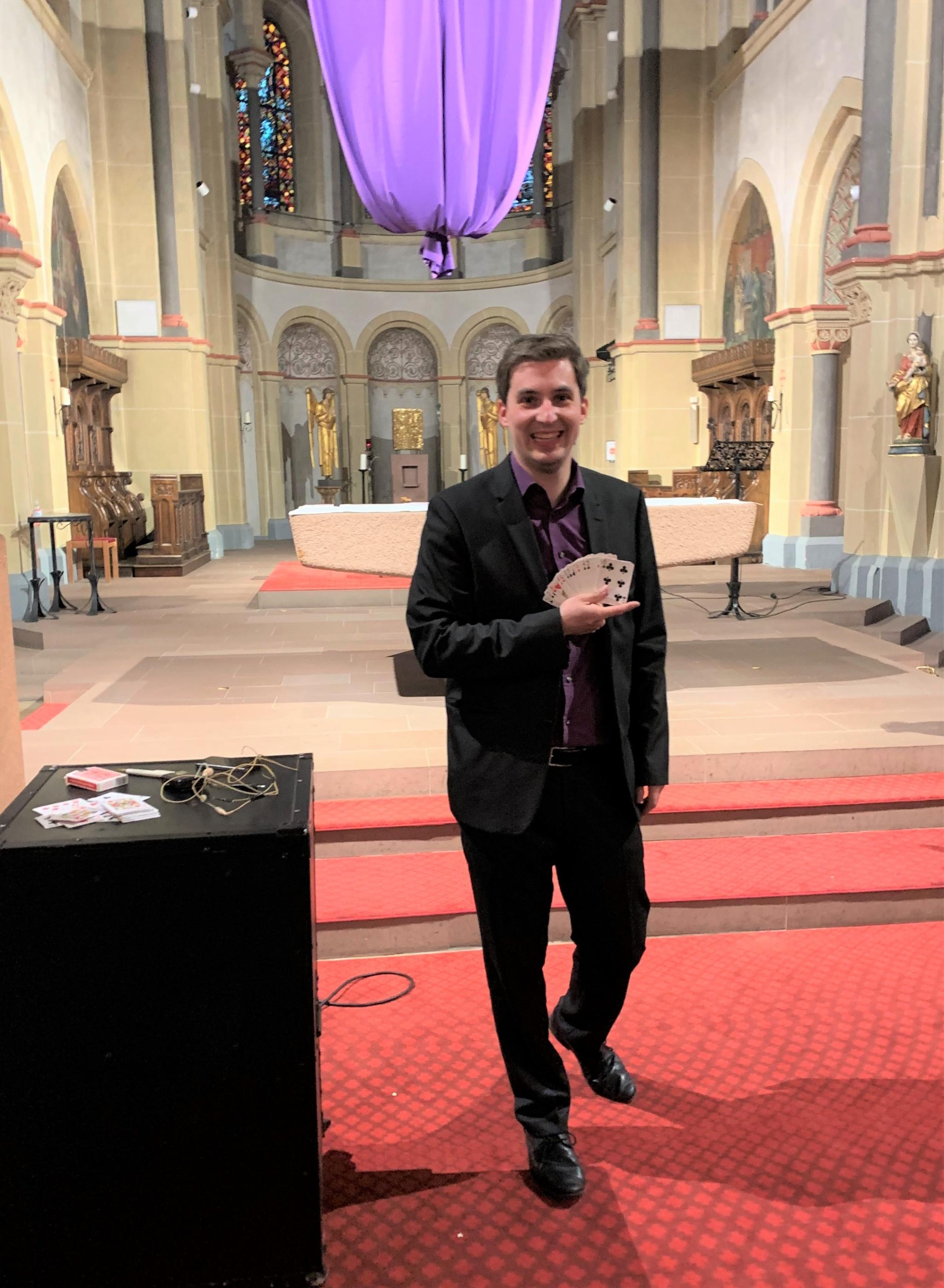Magier Maxim Maurice bei einem Auftritt in St. Marien/Neunkirchen