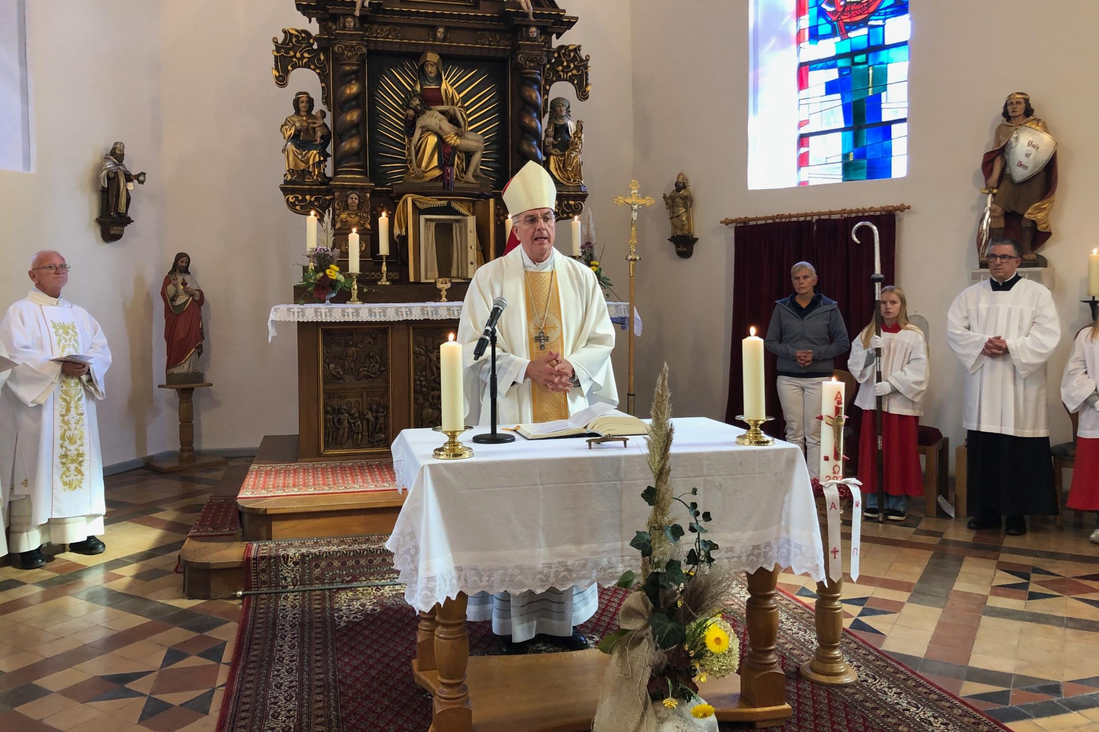 Der Trierer Weihbischof Jörg Michael Peters feierte mit den Gläubigen einen Gottesdienst in der frisch renovierten St. Anna-Kirche in Ulmen-Meiserich.