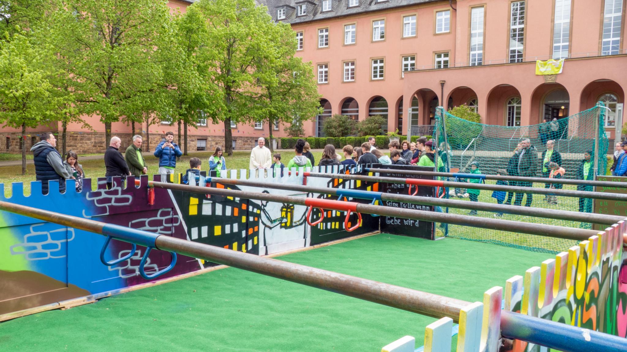 Die Hermeskeiler Firmlinge organisierten für das neue Jugendhaus einen gebrauchten Menschenkicker.