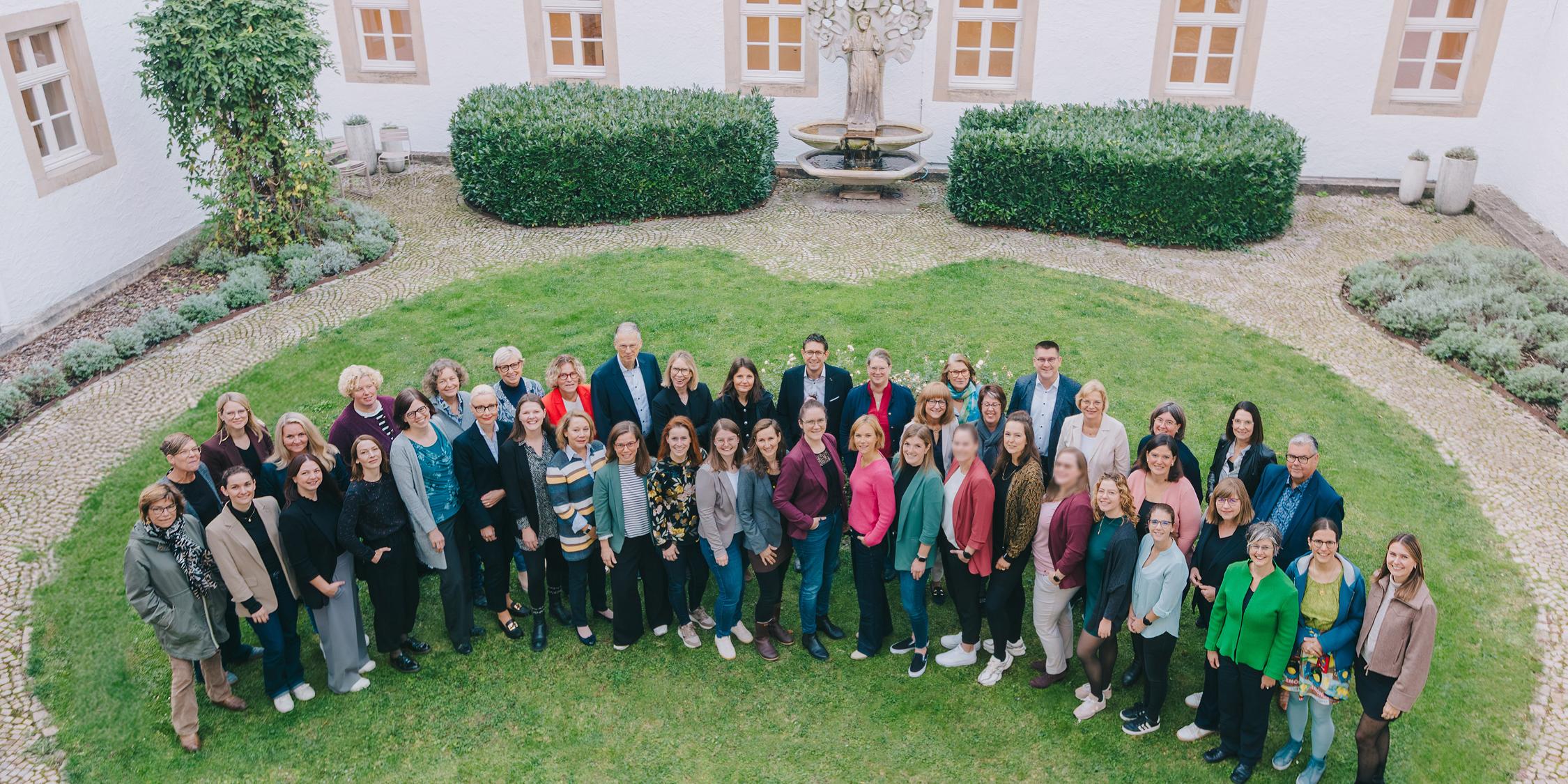 Mentees, Mentor*innen, Mitglieder der Programmsteuerungsgruppe und Verantwortliche des Hildegardis-Vereins beim Auftaktseminar in Paderborn