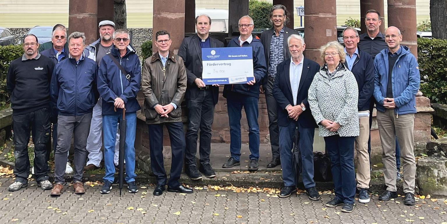 Professor Markus Otto von der  Deutschen Stiftung Denkmalschutz  überreicht Dekan Patrick Schmidt einen Spendenscheck über 30 000 Euro.