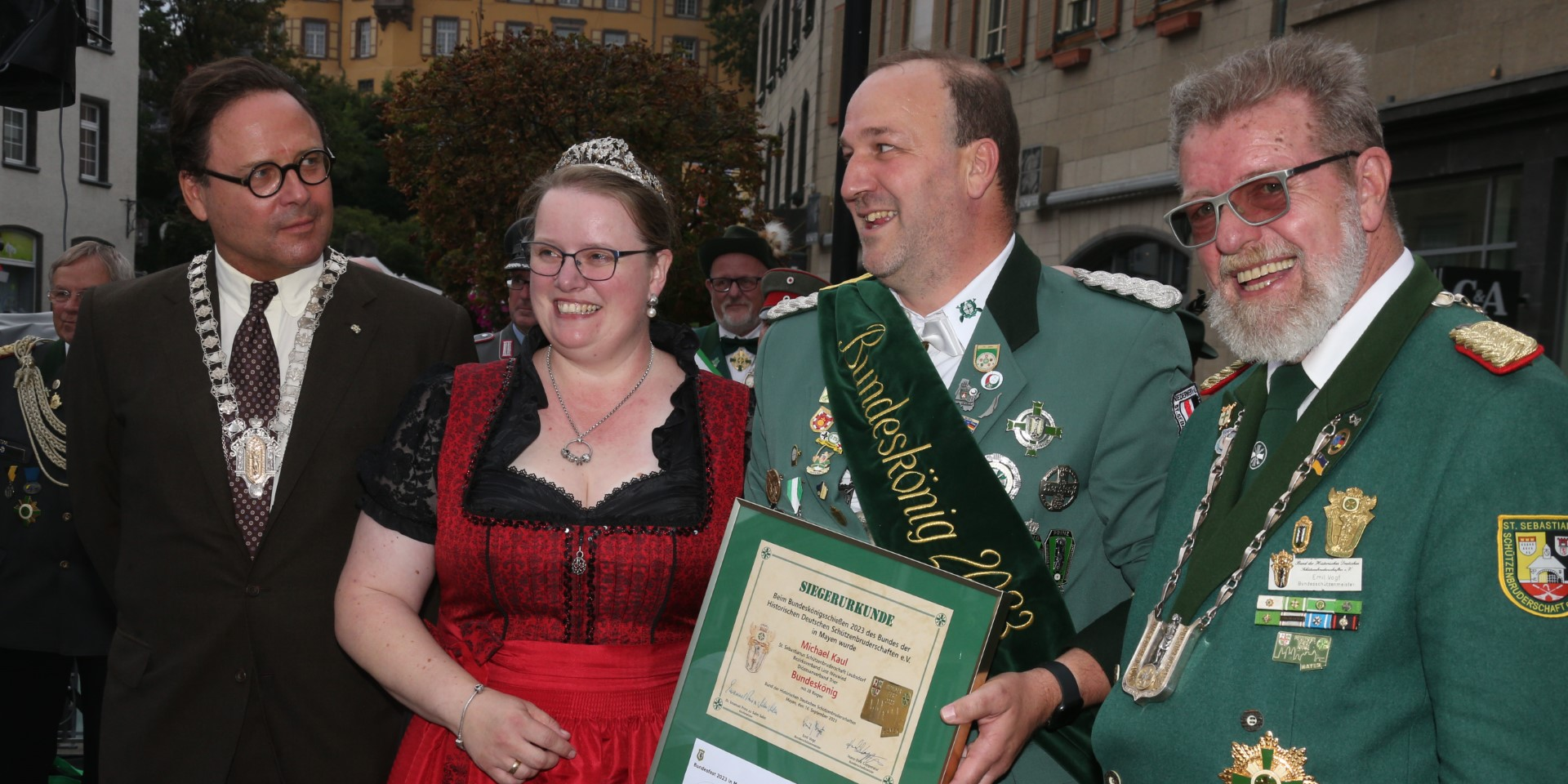 Der neue Bundesschützenkönig Michael Kaul (Zweiter von rechts) freut sich mit Ehefrau Susanne, Hochmeister Emanuel Prinz zu Salm Salm (links) und Bundesschützenmeister Emil Vogel über den Erfolg.
