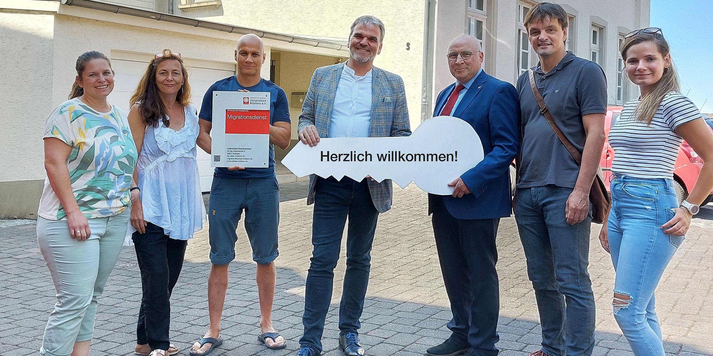 Manfred Diehl (Dritter von rechts) bei der Übergabe des symbolischen Schlüssels an Mitarbeiterinnen und Mitarbeiter des Migrationsdienstes.
