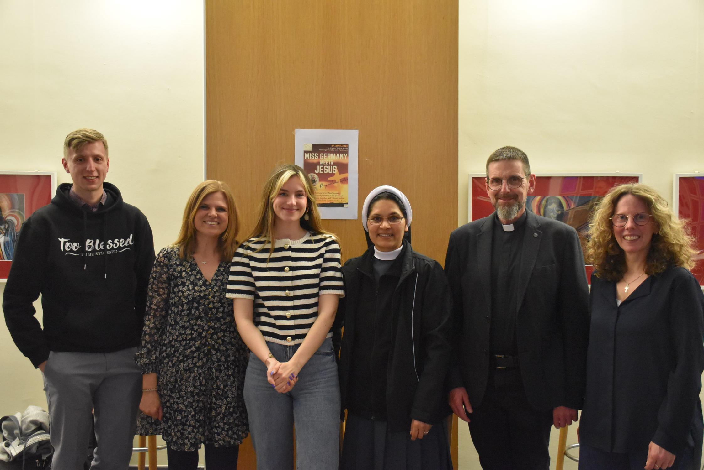 : Die Podiumsgäste Priesteramtskandidat Antonio Jagodin, Gemeindereferentin Rebecca Benahmed, Miss Germany 2023 Kira Geiss und Oberin Sr Mercy Marattukulam Varghese mit den Moderatoren des Abends, Kloster-Rektor Pfarrer Hans-Georg Müller und Susanne Molz (von links).