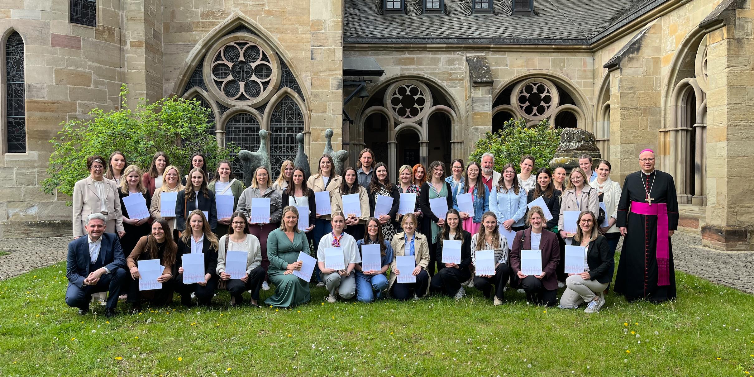 Gruppenfoto aller zusammen mit Bischof Ackermann und der Leiterin der Schulabteilung, Kerstin Schmitz-Stuhlträger