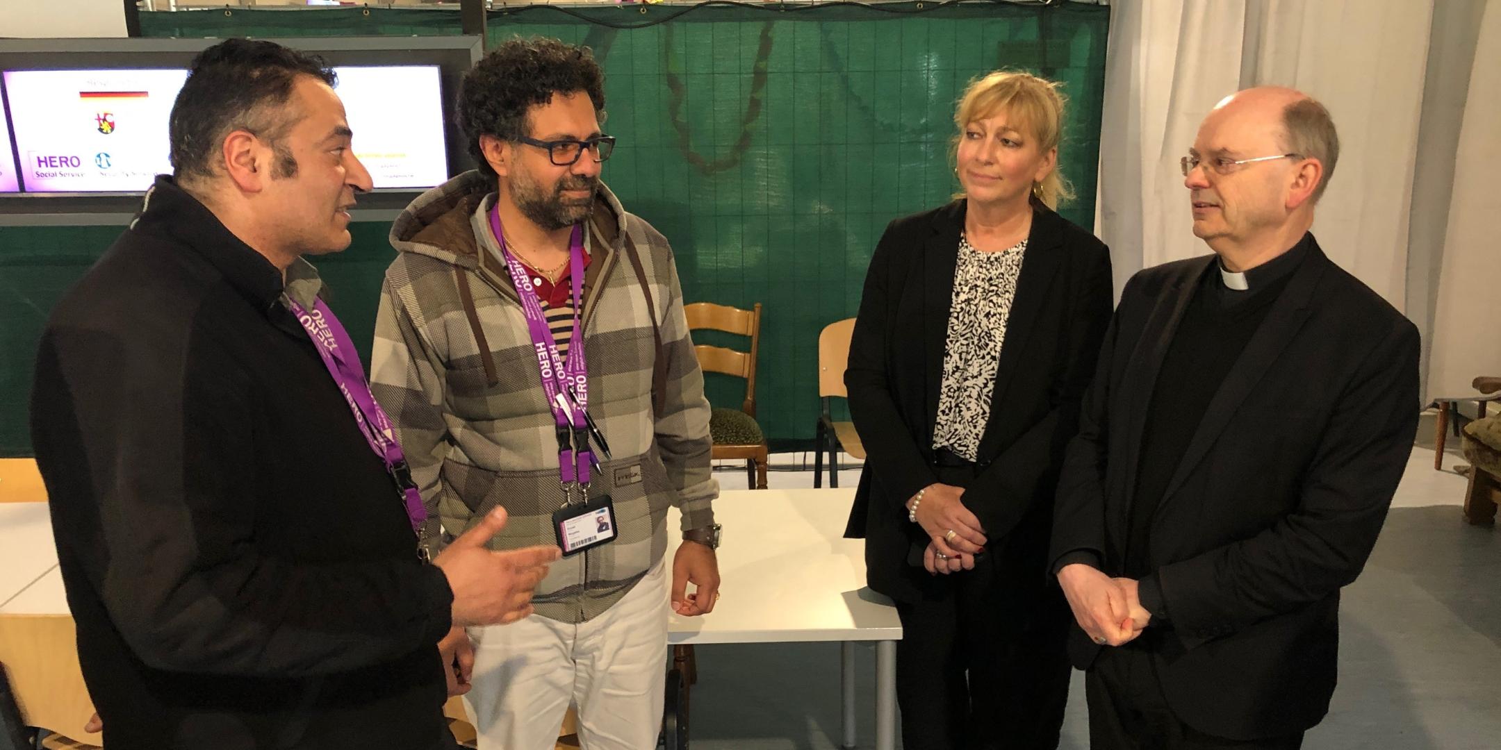 Weihbischof Brahm und ADD Präsidentin Christiane Luxem im Gespräch mit Afa-Mitarbeitern