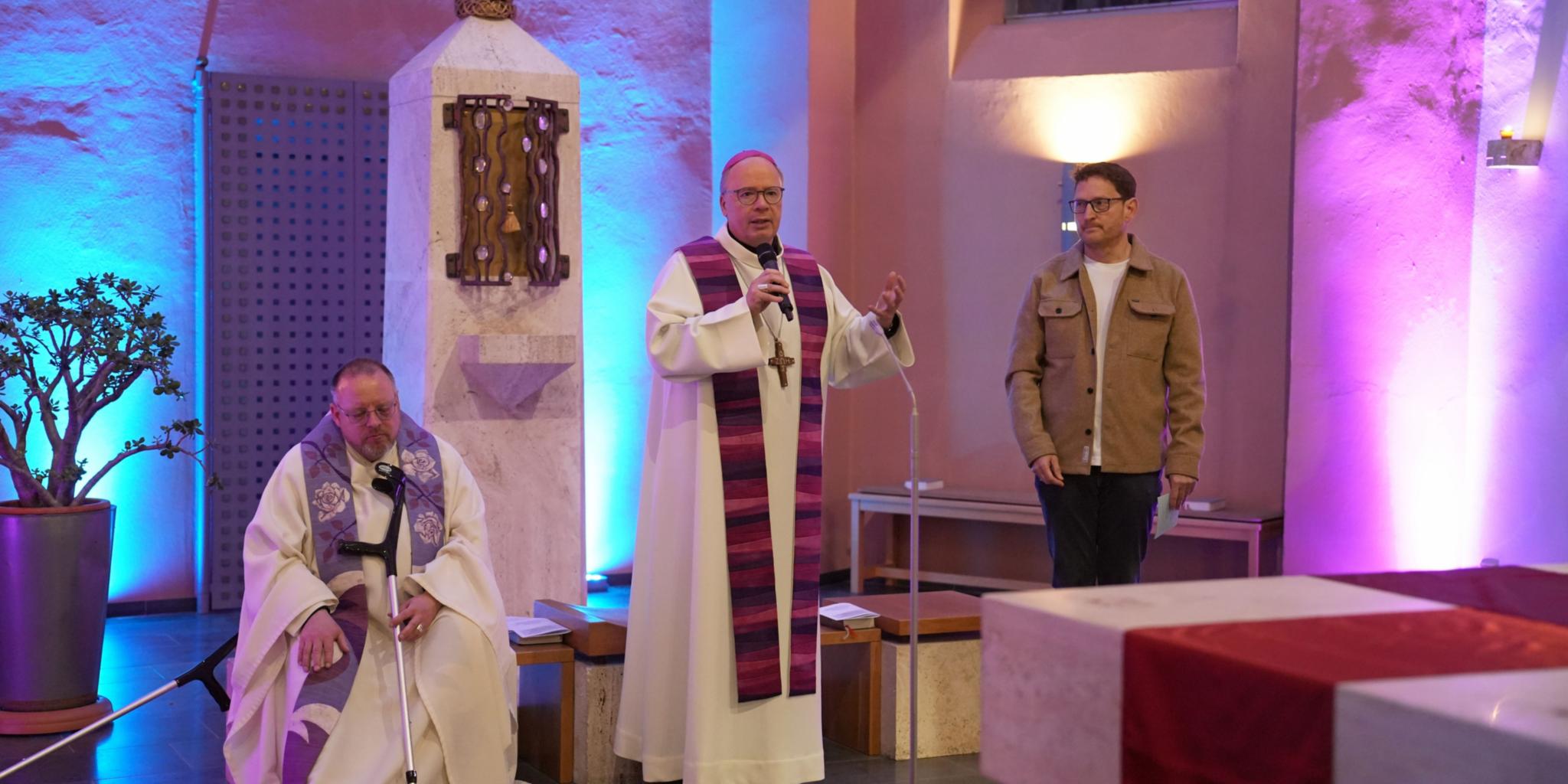 Bischof Stephan Ackermann (Mitte) blickt gemeinsam mit Pastoralreferent Roland Hinzmann zurück auf das erste Hirtenwort des Trierer Bischofs. Links Pfarrer Markus Weilhammer.