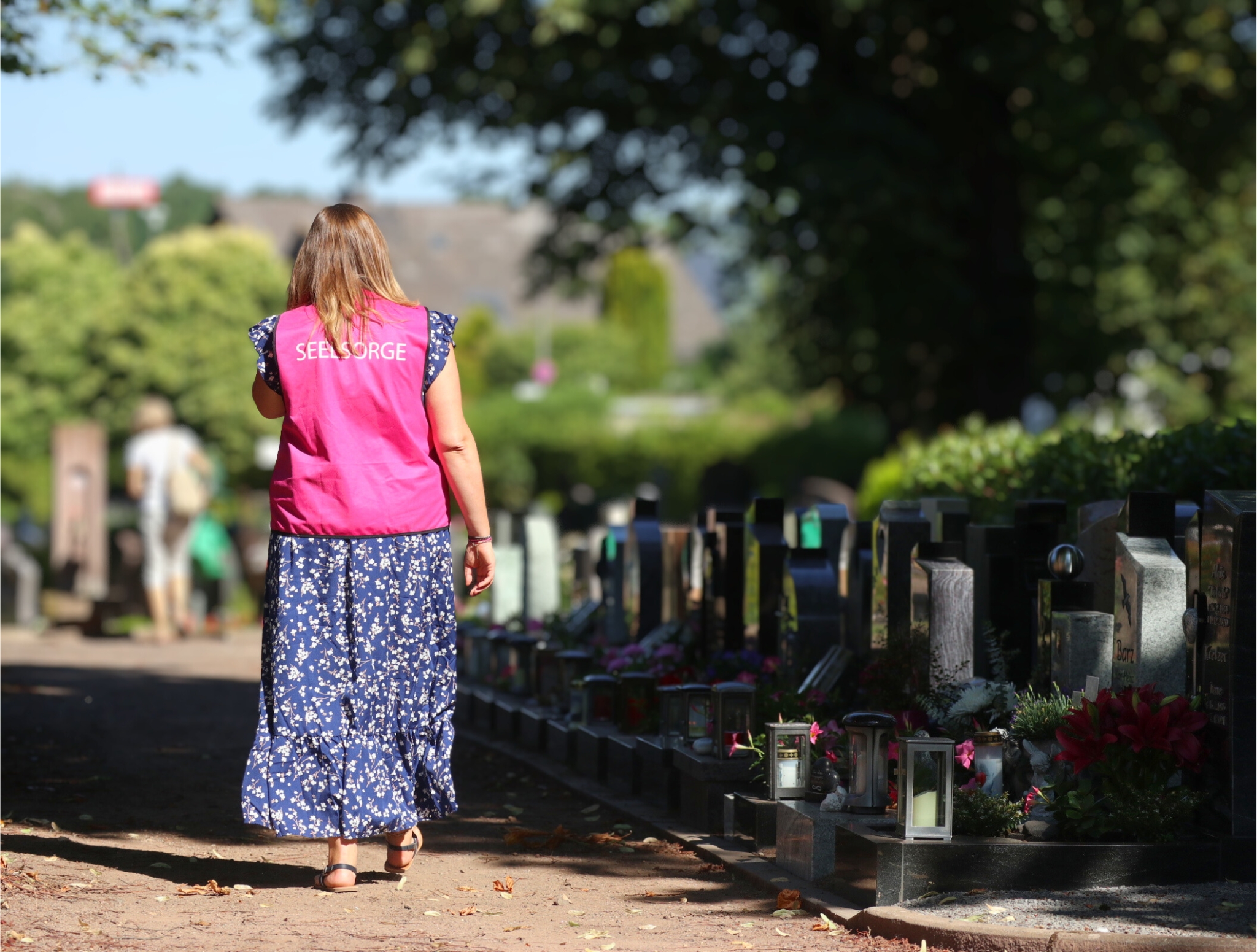 Monika Schneider auf dem Friedhof in Plaidt