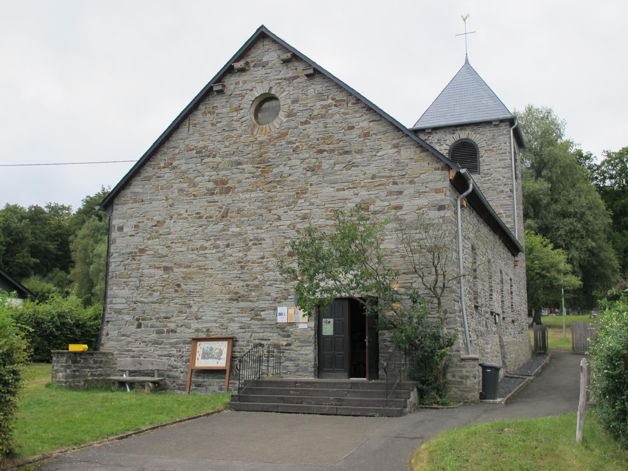 Auf dem Foto sieht man den Haupteingang der Kirche in Muhl