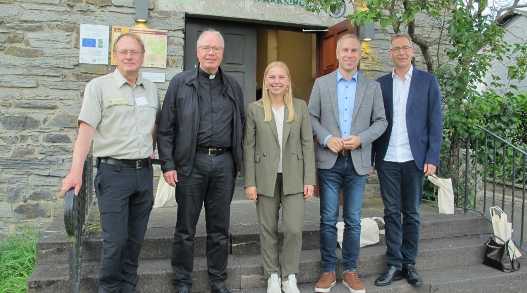 Harald Egidi, Bischof Ackermann, Kira Braun, Nico Steinbach und Superintendent Weber (von links) vor der Nationalparkkirche.