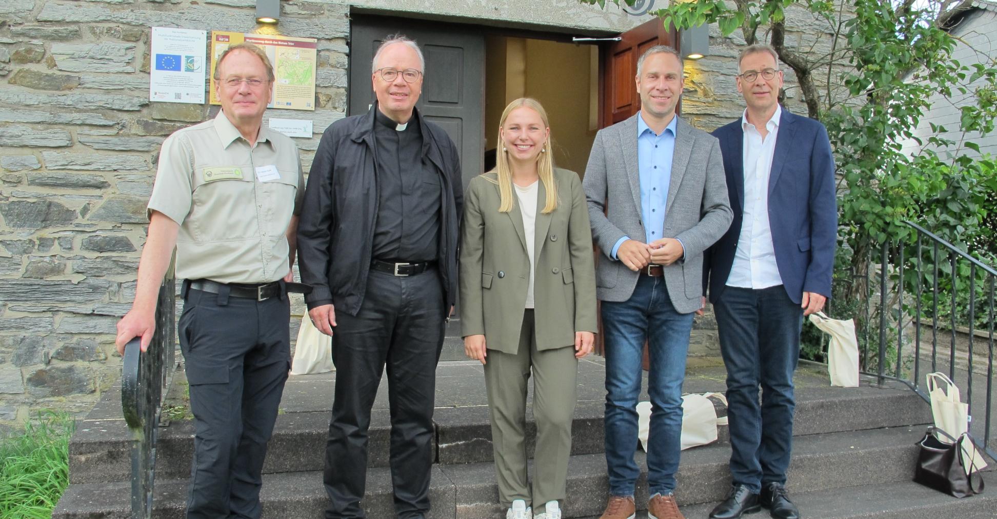 Harald Egidi, Bischof Ackermann, Kira Braun, Nico Steinbach und Superintendent Weber (von links) vor der Nationalparkkirche.