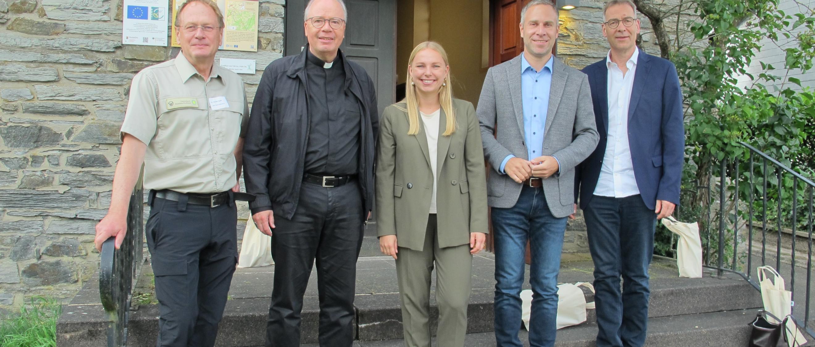 Harald Egidi, Bischof Ackermann, Kira Braun, Nico Steinbach und Superintendent Weber (von links) vor der Nationalparkkirche.