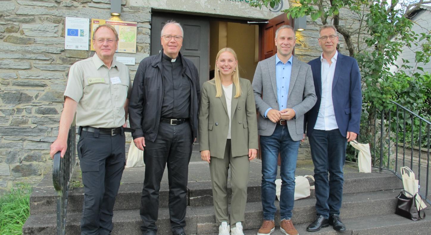 Harald Egidi, Bischof Ackermann, Kira Braun, Nico Steinbach und Superintendent Weber (von links) vor der Nationalparkkirche.